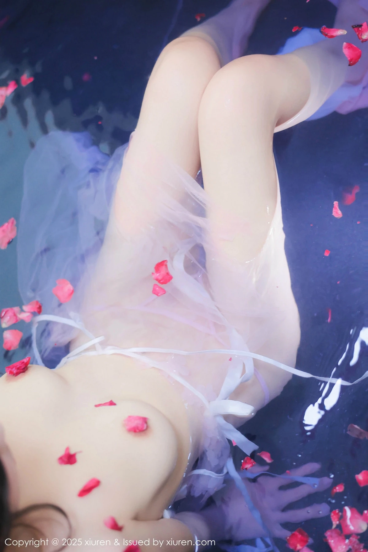 2kmn.vip_[XiuRen秀人网]No.9778_模特桃妖夭浴池场景性感白色薄纱服饰花瓣浴秀惹火身材诱惑写真102P