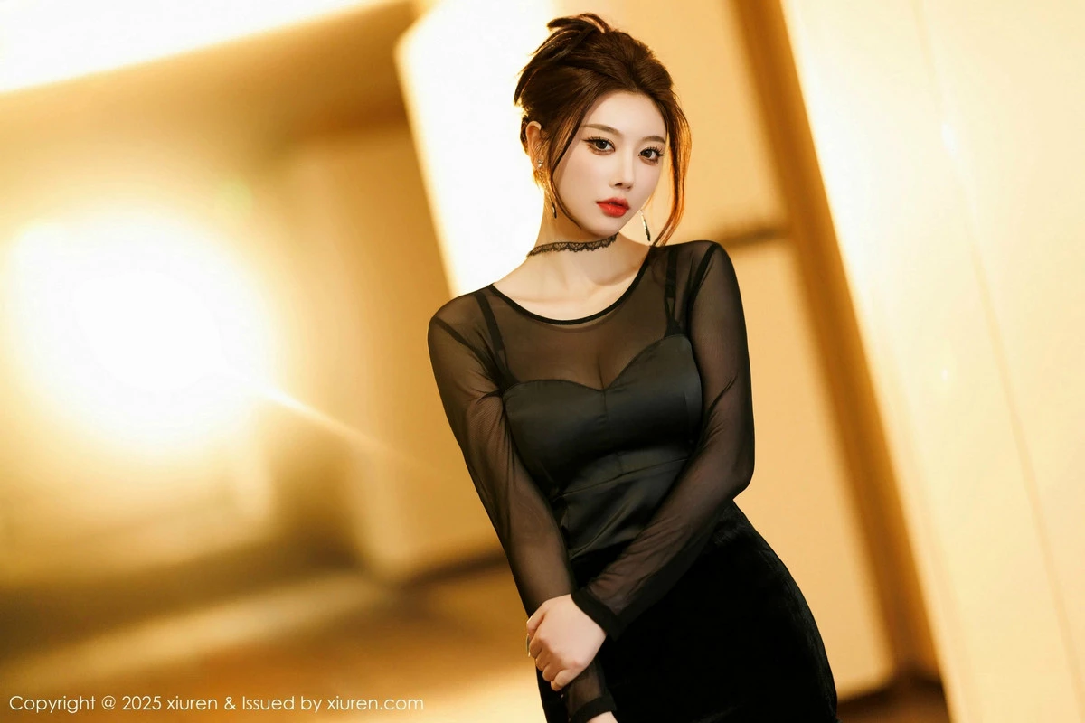 2kmn.vip_[XiuRen秀人网]No.9776_女神杨晨晨Yome黑色连衣短裙露黑色内衣配开档黑丝极致魅惑写真101P