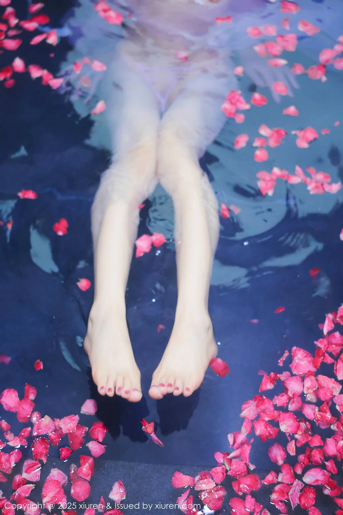 2kmn.vip_[XiuRen秀人网]No.9778_模特桃妖夭浴池场景性感白色薄纱服饰花瓣浴秀惹火身材诱惑写真102P