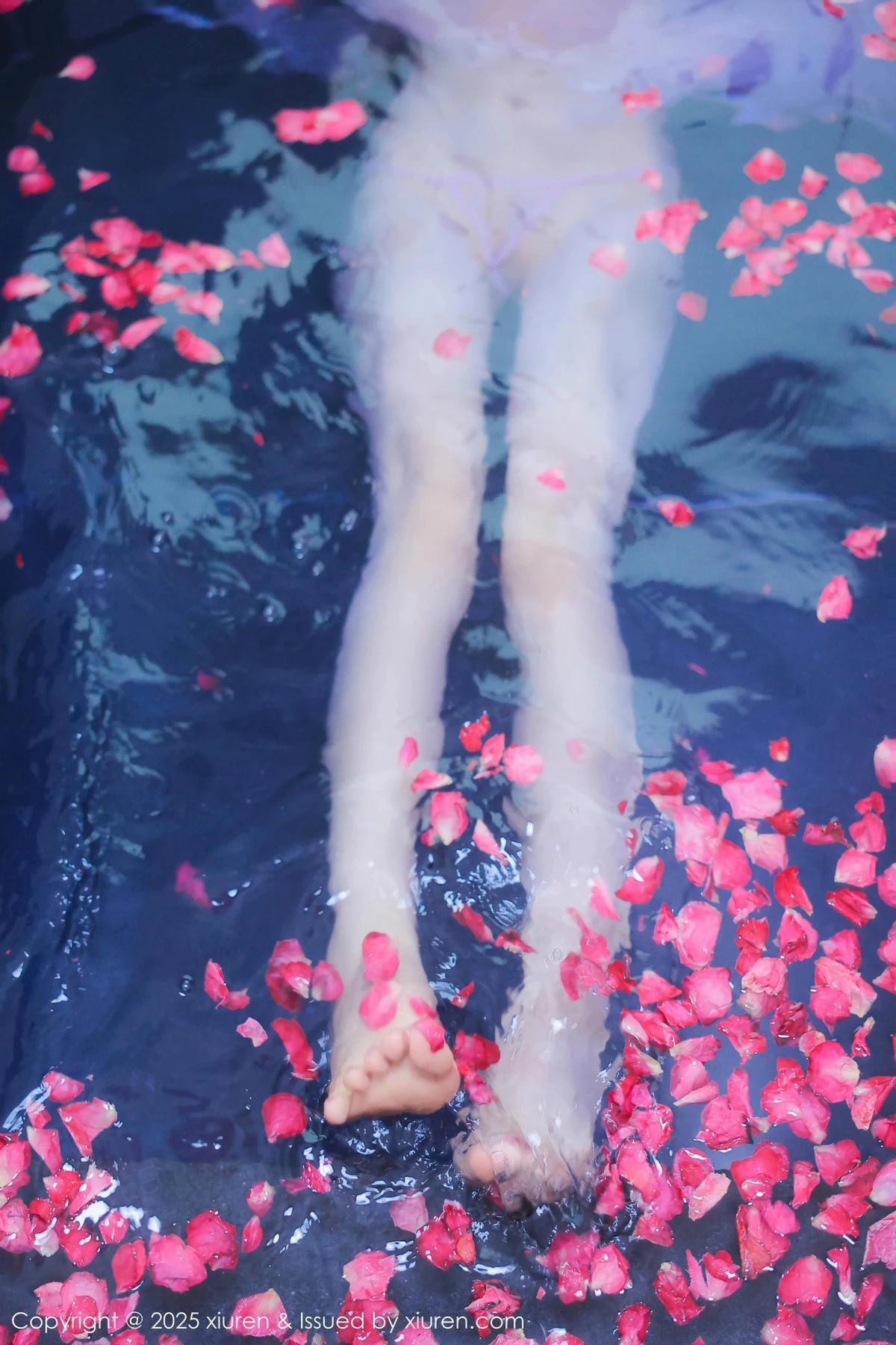 2kmn.vip_[XiuRen秀人网]No.9778_模特桃妖夭浴池场景性感白色薄纱服饰花瓣浴秀惹火身材诱惑写真102P