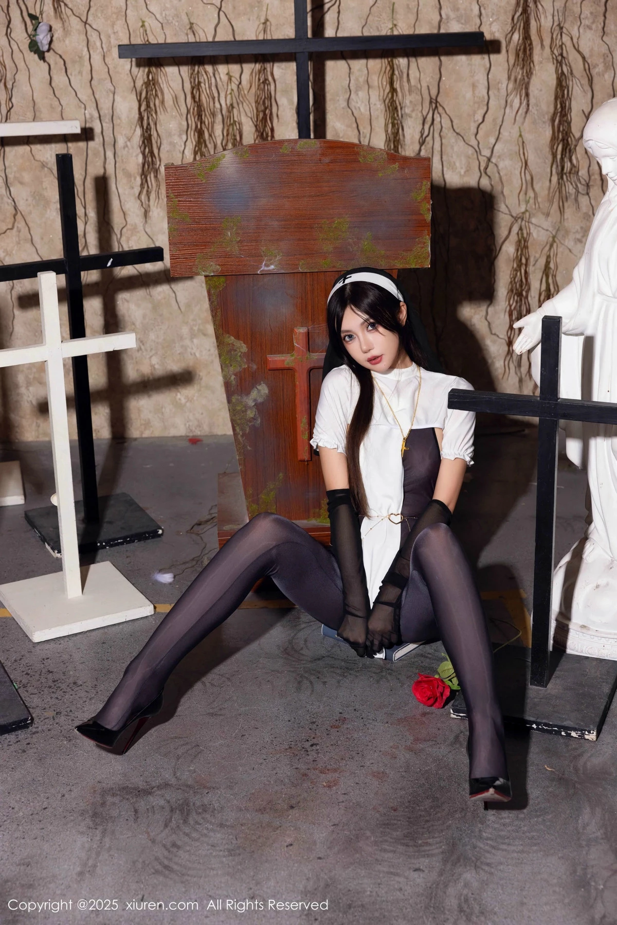 2kmn.vip_[XiuRen秀人网]No.9774_女神绮里嘉ula性感修女服饰配超薄连体黑丝秀完美身材诱惑写真79P