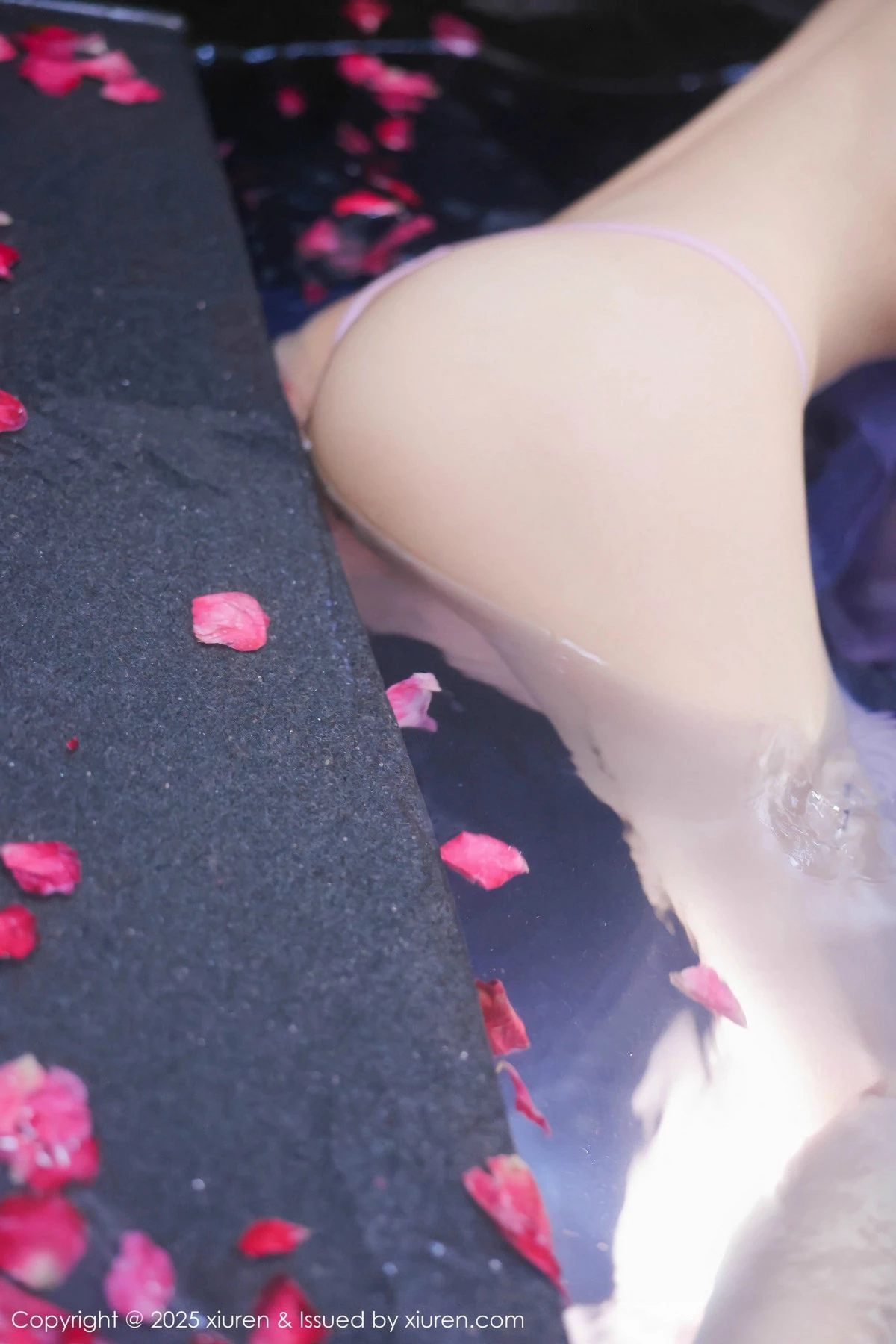 2kmn.vip_[XiuRen秀人网]No.9778_模特桃妖夭浴池场景性感白色薄纱服饰花瓣浴秀惹火身材诱惑写真102P