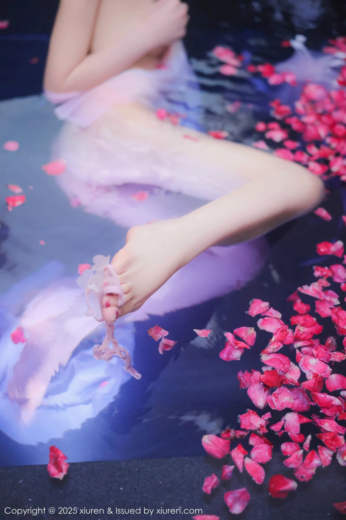 2kmn.vip_[XiuRen秀人网]No.9778_模特桃妖夭浴池场景性感白色薄纱服饰花瓣浴秀惹火身材诱惑写真102P