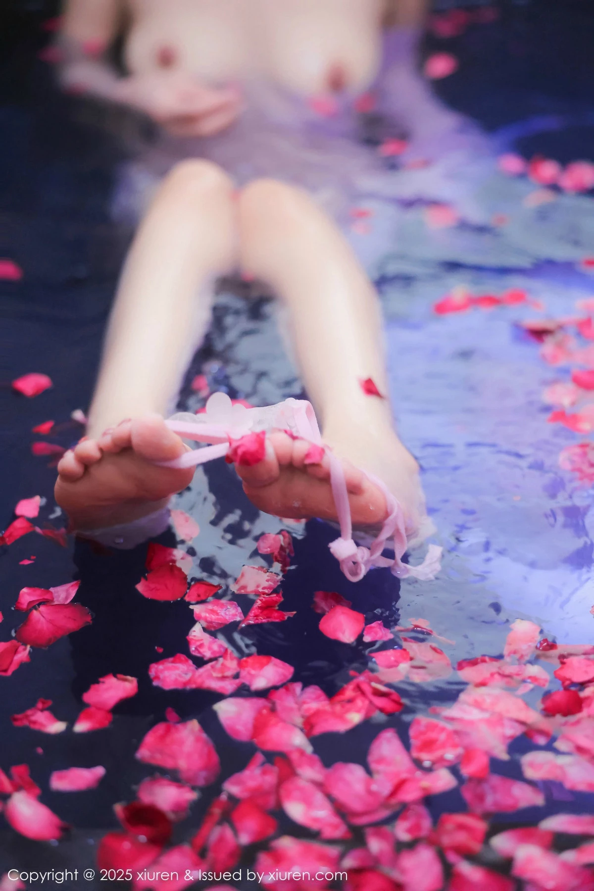 2kmn.vip_[XiuRen秀人网]No.9778_模特桃妖夭浴池场景性感白色薄纱服饰花瓣浴秀惹火身材诱惑写真102P