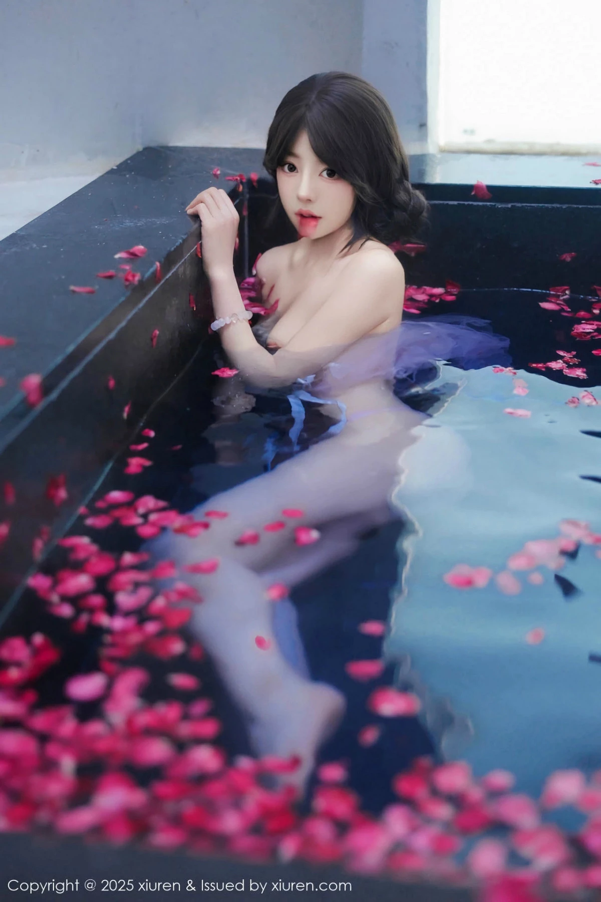 2kmn.vip_[XiuRen秀人网]No.9778_模特桃妖夭浴池场景性感白色薄纱服饰花瓣浴秀惹火身材诱惑写真102P