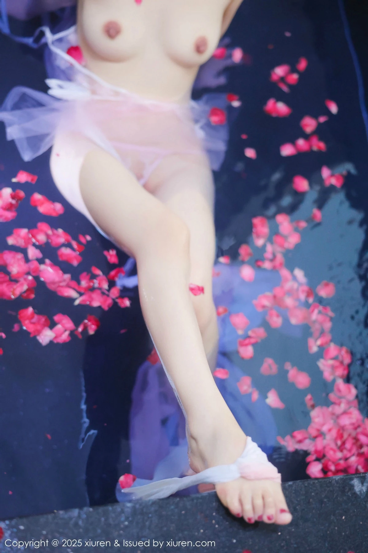 2kmn.vip_[XiuRen秀人网]No.9778_模特桃妖夭浴池场景性感白色薄纱服饰花瓣浴秀惹火身材诱惑写真102P