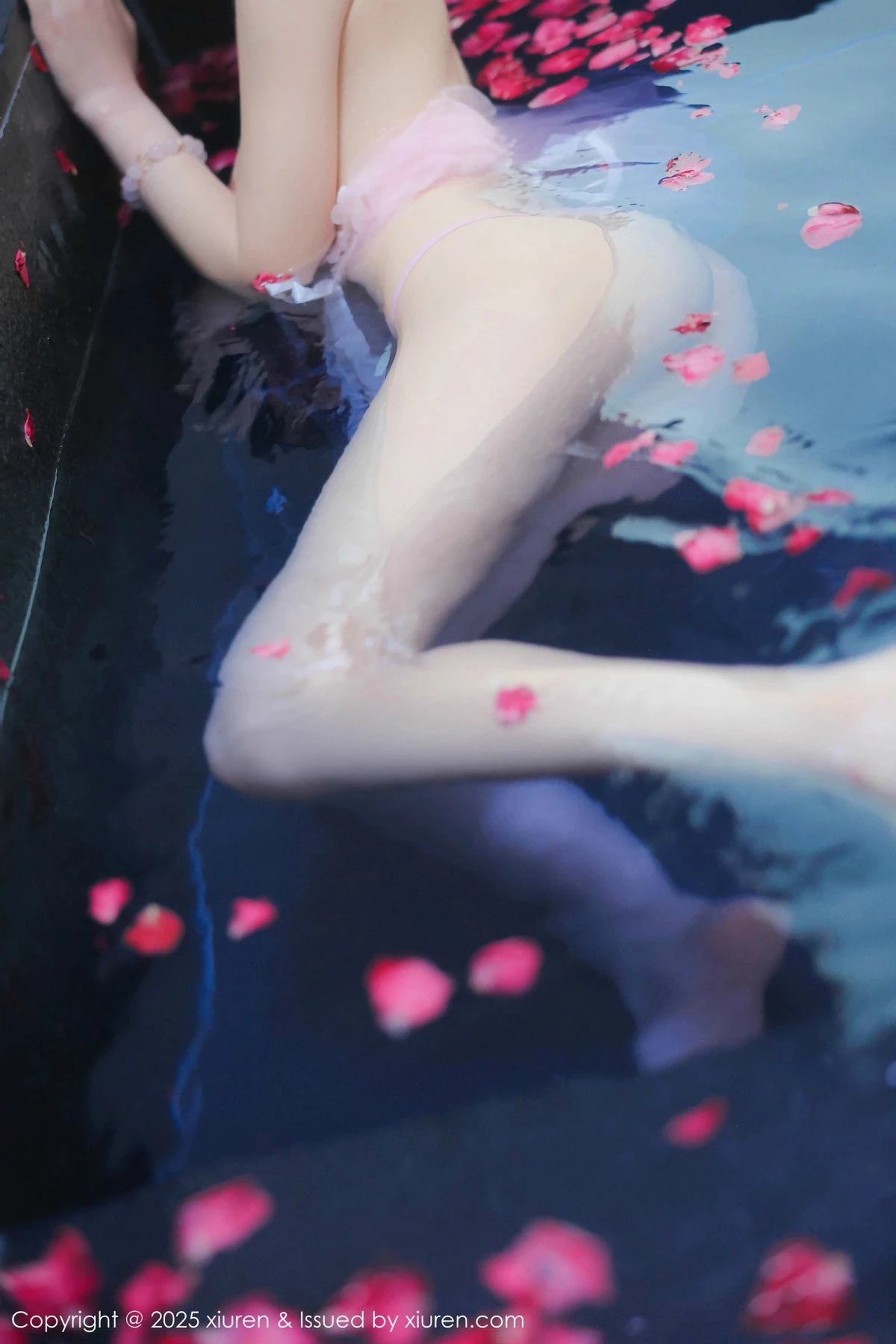 2kmn.vip_[XiuRen秀人网]No.9778_模特桃妖夭浴池场景性感白色薄纱服饰花瓣浴秀惹火身材诱惑写真102P