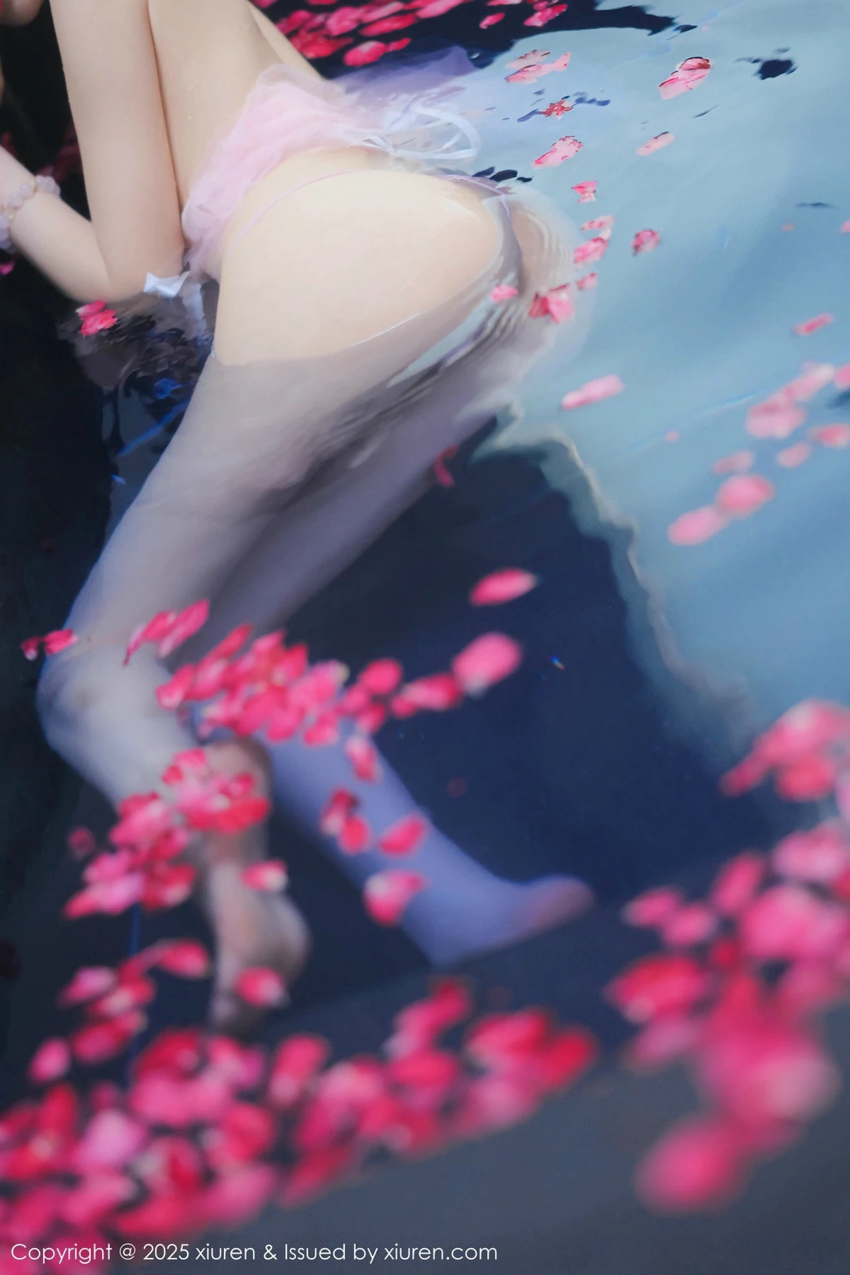 2kmn.vip_[XiuRen秀人网]No.9778_模特桃妖夭浴池场景性感白色薄纱服饰花瓣浴秀惹火身材诱惑写真102P