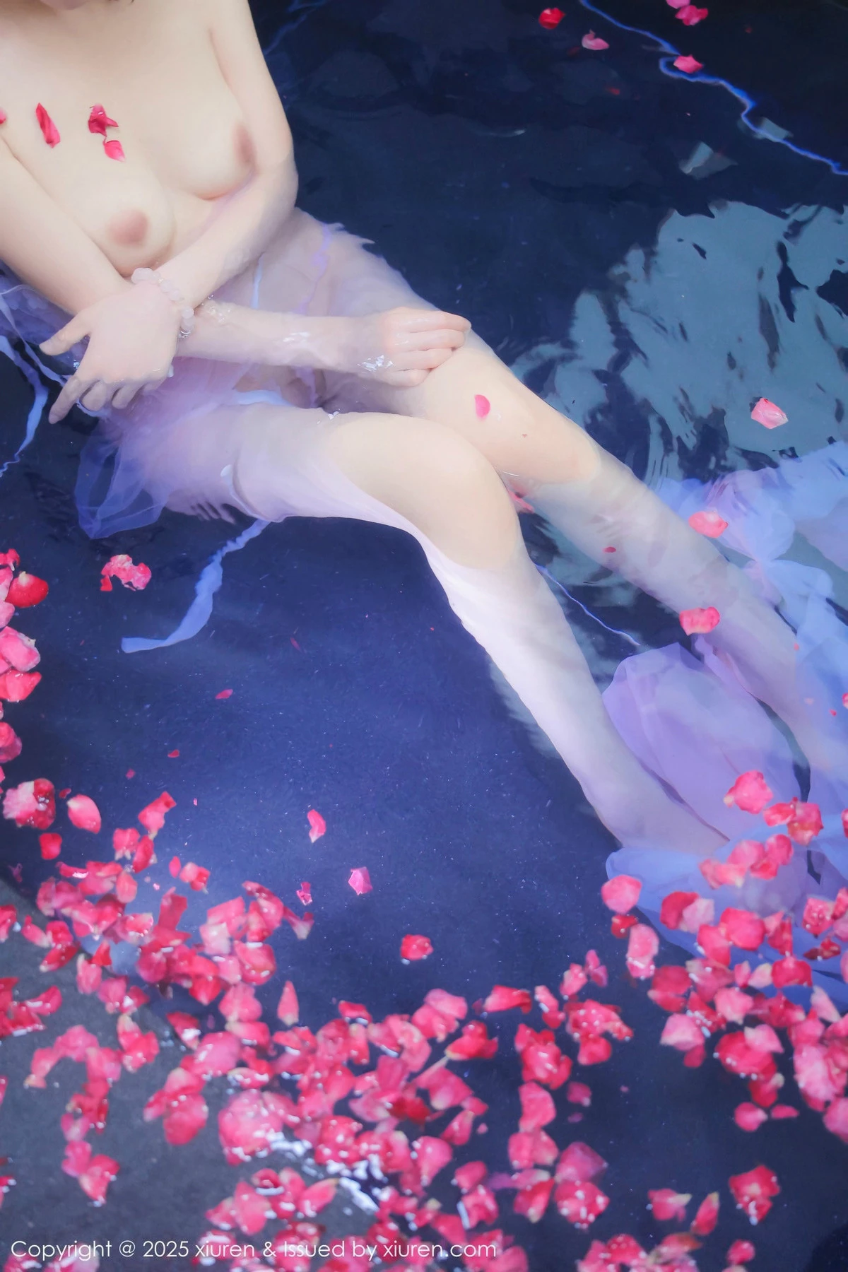 2kmn.vip_[XiuRen秀人网]No.9778_模特桃妖夭浴池场景性感白色薄纱服饰花瓣浴秀惹火身材诱惑写真102P