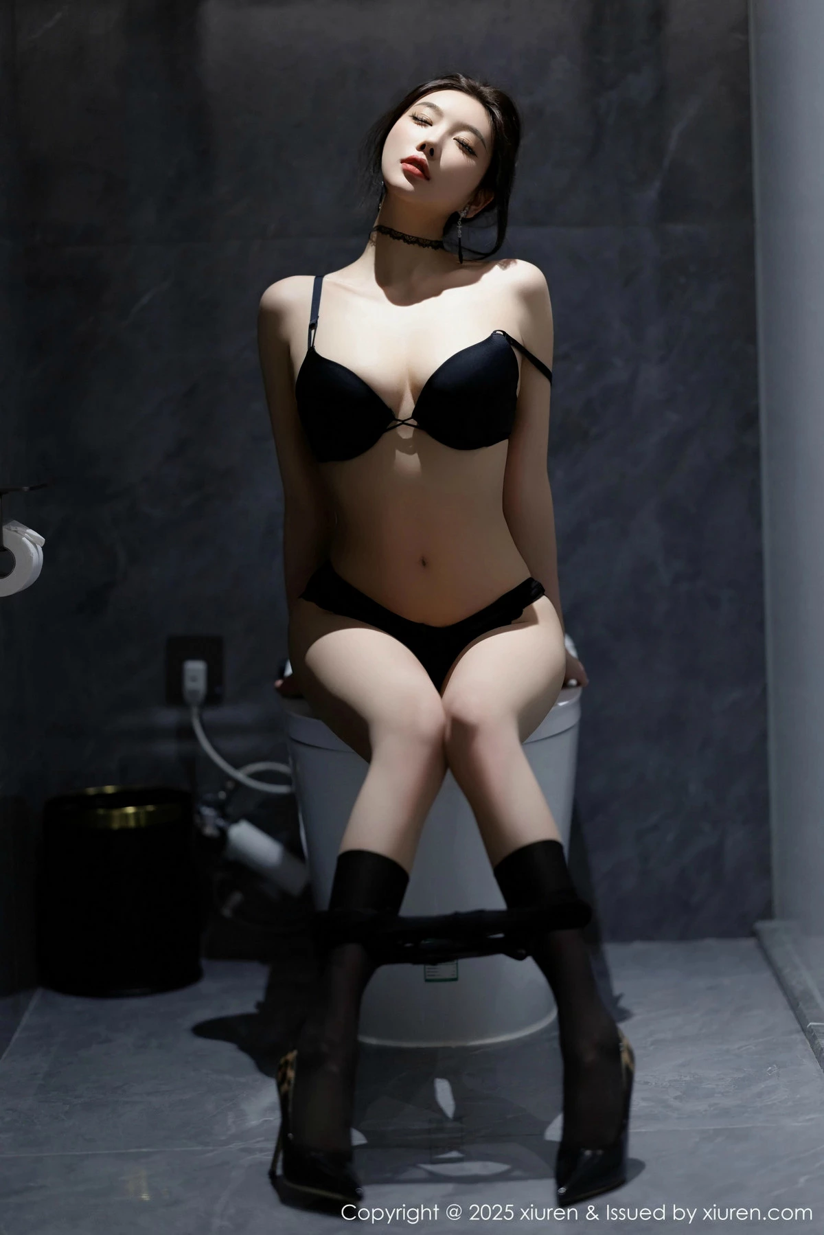 2kmn.vip_[XiuRen秀人网]No.9776_女神杨晨晨Yome黑色连衣短裙露黑色内衣配开档黑丝极致魅惑写真101P