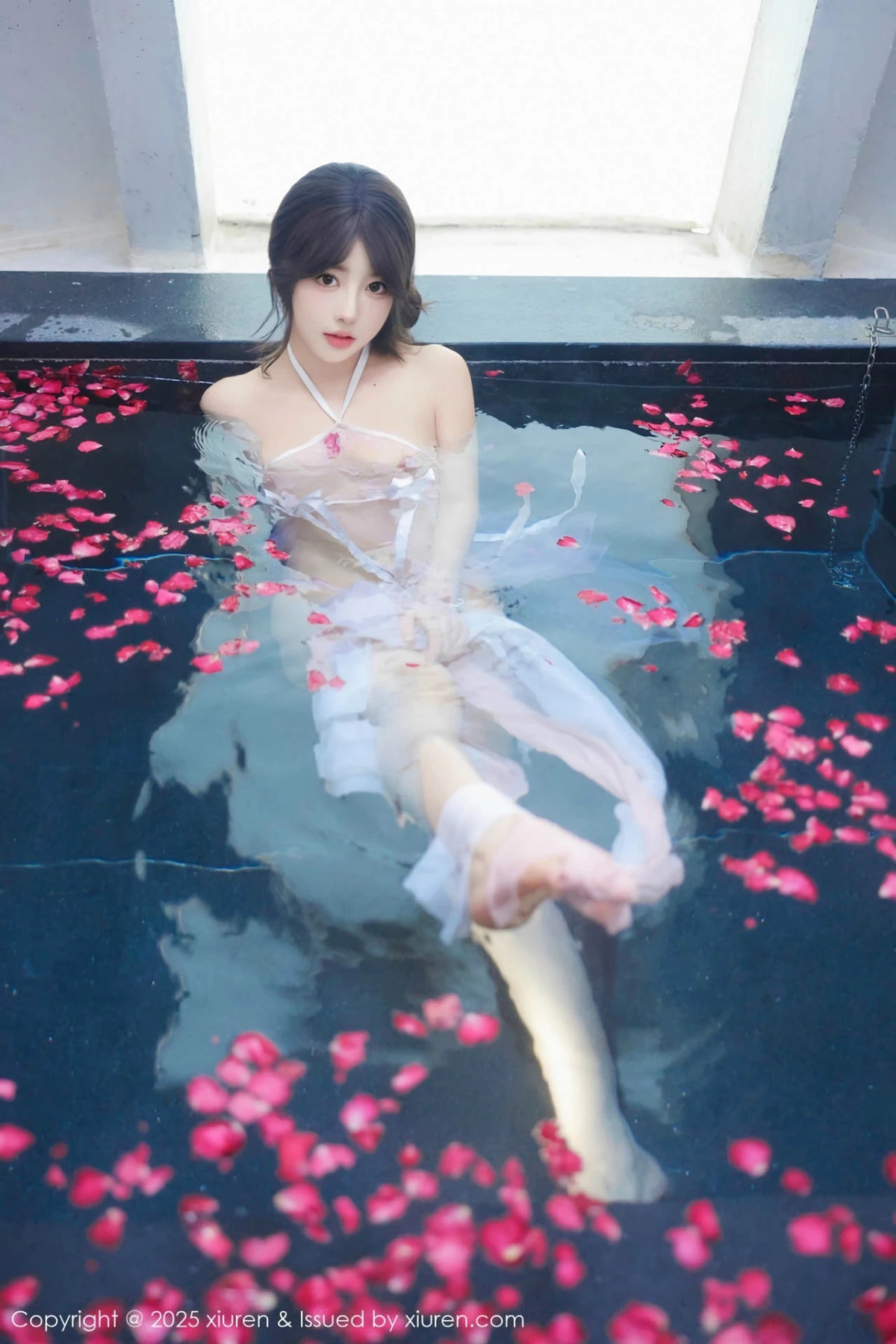 2kmn.vip_[XiuRen秀人网]No.9778_模特桃妖夭浴池场景性感白色薄纱服饰花瓣浴秀惹火身材诱惑写真102P