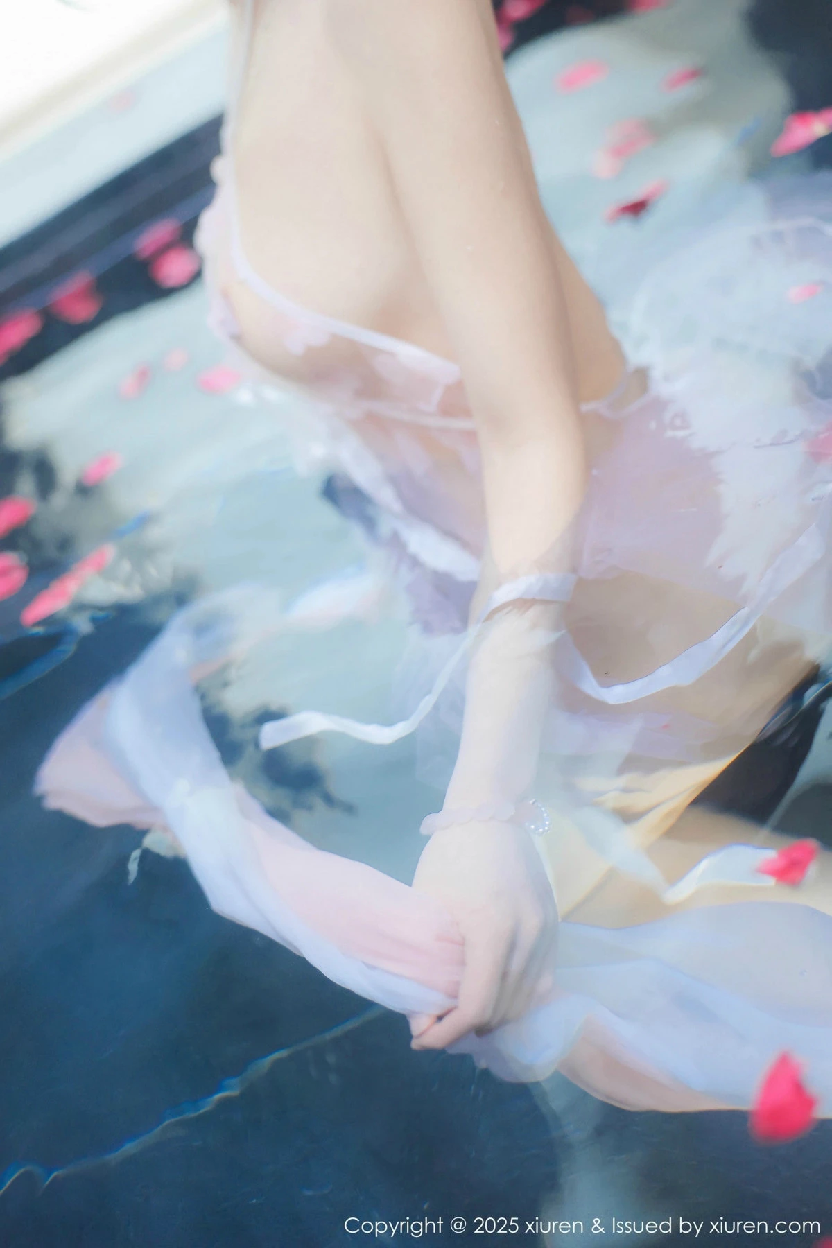 2kmn.vip_[XiuRen秀人网]No.9778_模特桃妖夭浴池场景性感白色薄纱服饰花瓣浴秀惹火身材诱惑写真102P