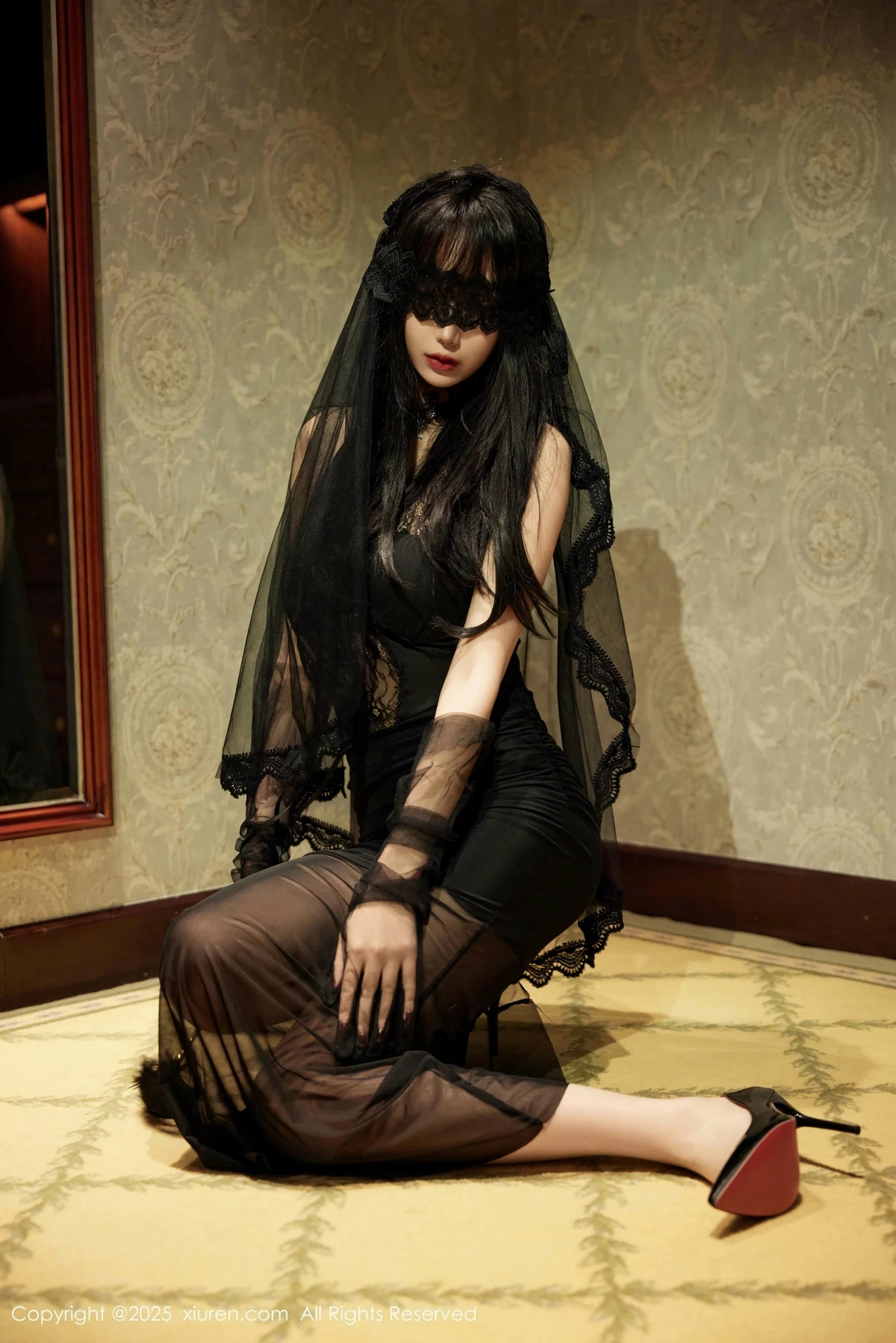 2kmn.vip_[XiuRen秀人网]No.9773_模特玥儿玥er性感黑色蕾丝连衣裙配超薄肉丝秀曼妙身材诱惑写真72P