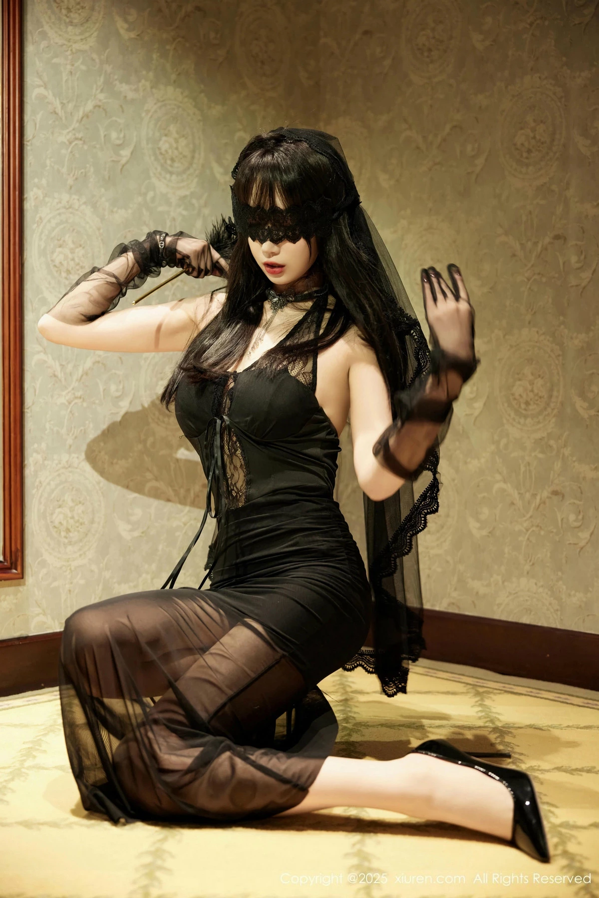 2kmn.vip_[XiuRen秀人网]No.9773_模特玥儿玥er性感黑色蕾丝连衣裙配超薄肉丝秀曼妙身材诱惑写真72P