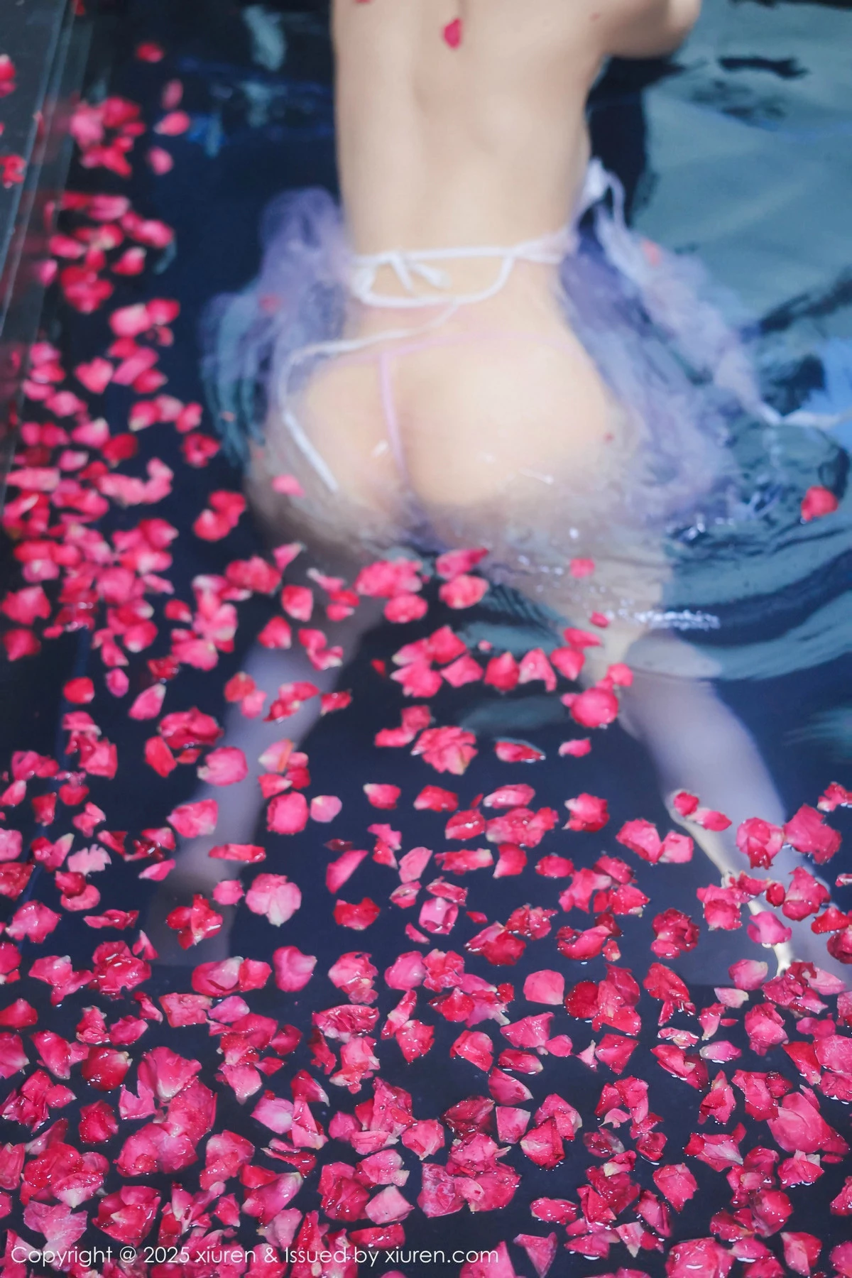 2kmn.vip_[XiuRen秀人网]No.9778_模特桃妖夭浴池场景性感白色薄纱服饰花瓣浴秀惹火身材诱惑写真102P