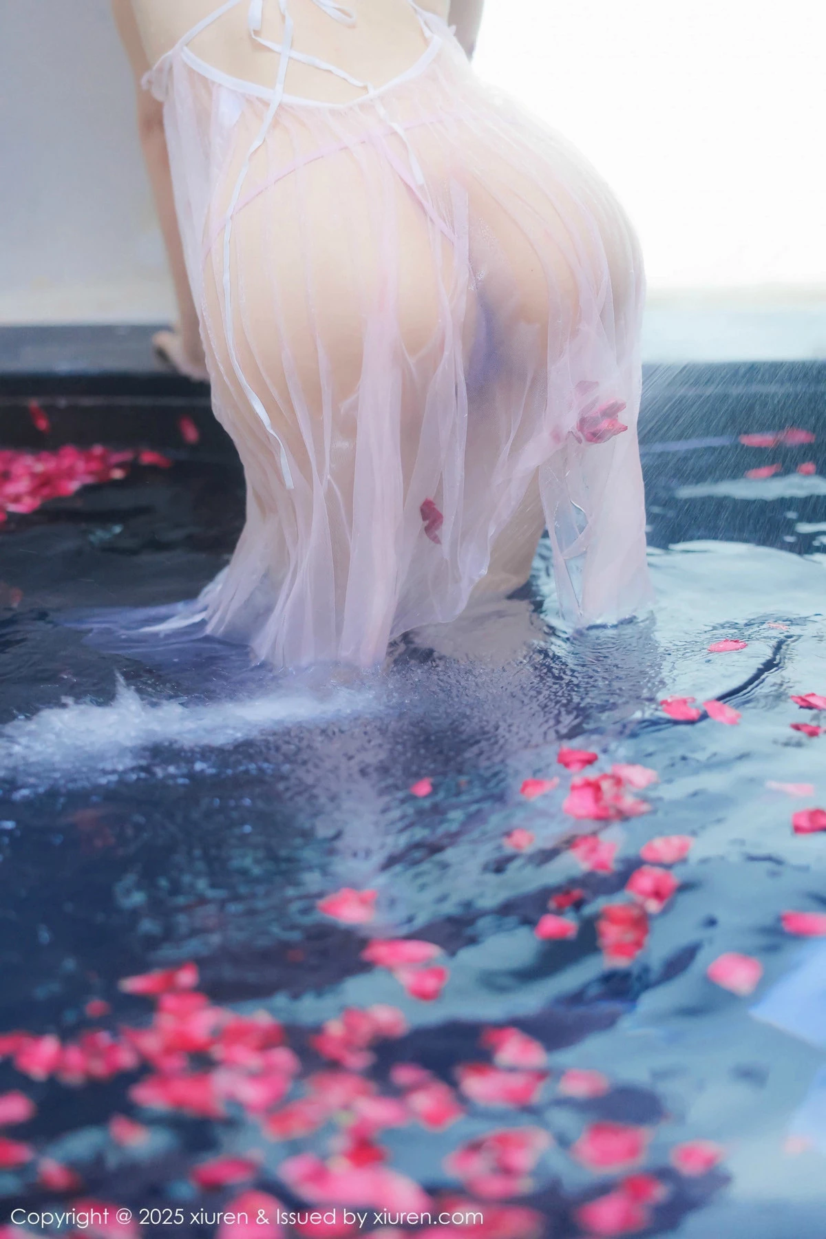 2kmn.vip_[XiuRen秀人网]No.9778_模特桃妖夭浴池场景性感白色薄纱服饰花瓣浴秀惹火身材诱惑写真102P