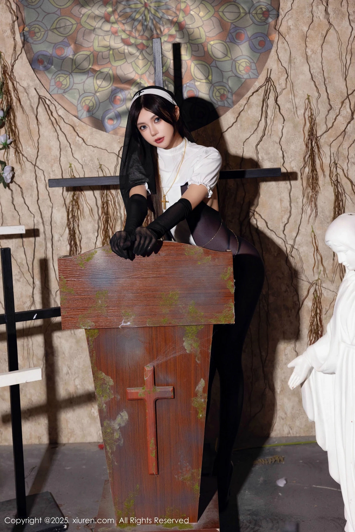 2kmn.vip_[XiuRen秀人网]No.9774_女神绮里嘉ula性感修女服饰配超薄连体黑丝秀完美身材诱惑写真79P