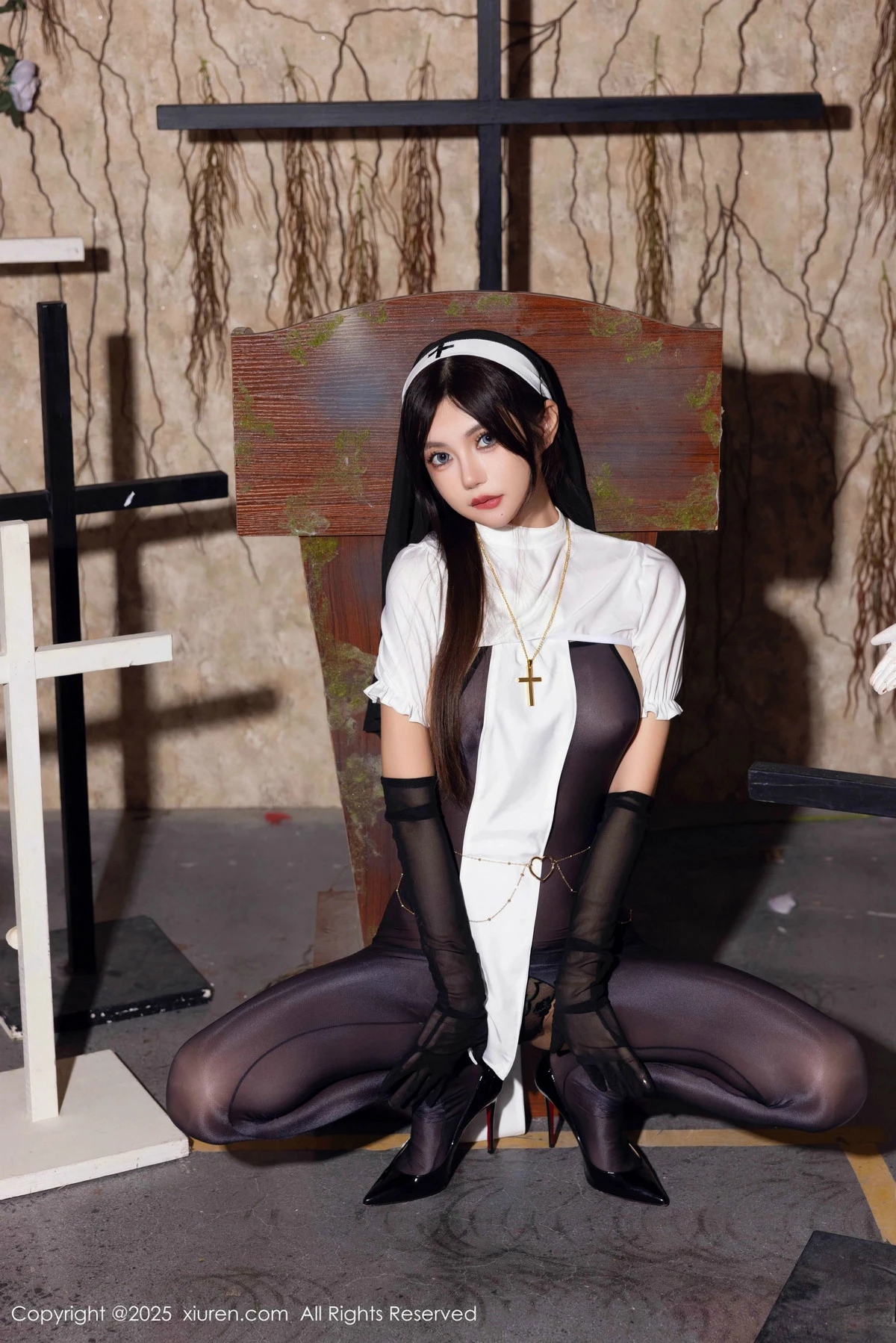 2kmn.vip_[XiuRen秀人网]No.9774_女神绮里嘉ula性感修女服饰配超薄连体黑丝秀完美身材诱惑写真79P