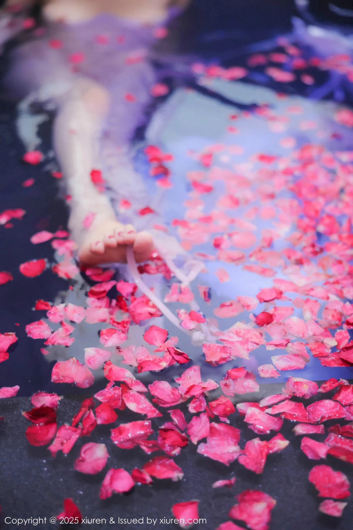 2kmn.vip_[XiuRen秀人网]No.9778_模特桃妖夭浴池场景性感白色薄纱服饰花瓣浴秀惹火身材诱惑写真102P