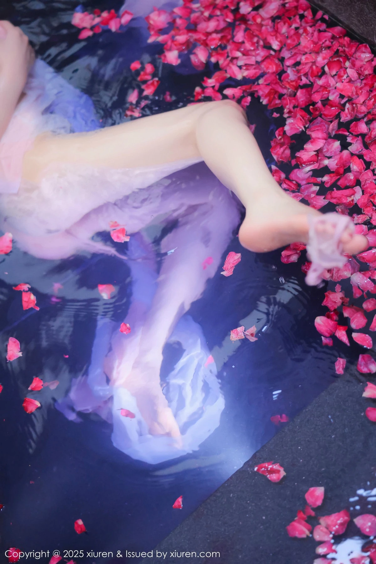 2kmn.vip_[XiuRen秀人网]No.9778_模特桃妖夭浴池场景性感白色薄纱服饰花瓣浴秀惹火身材诱惑写真102P