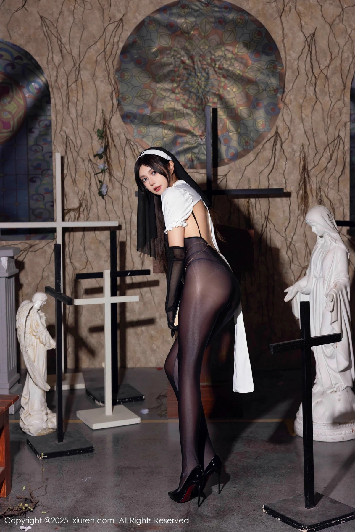 2kmn.vip_[XiuRen秀人网]No.9774_女神绮里嘉ula性感修女服饰配超薄连体黑丝秀完美身材诱惑写真79P