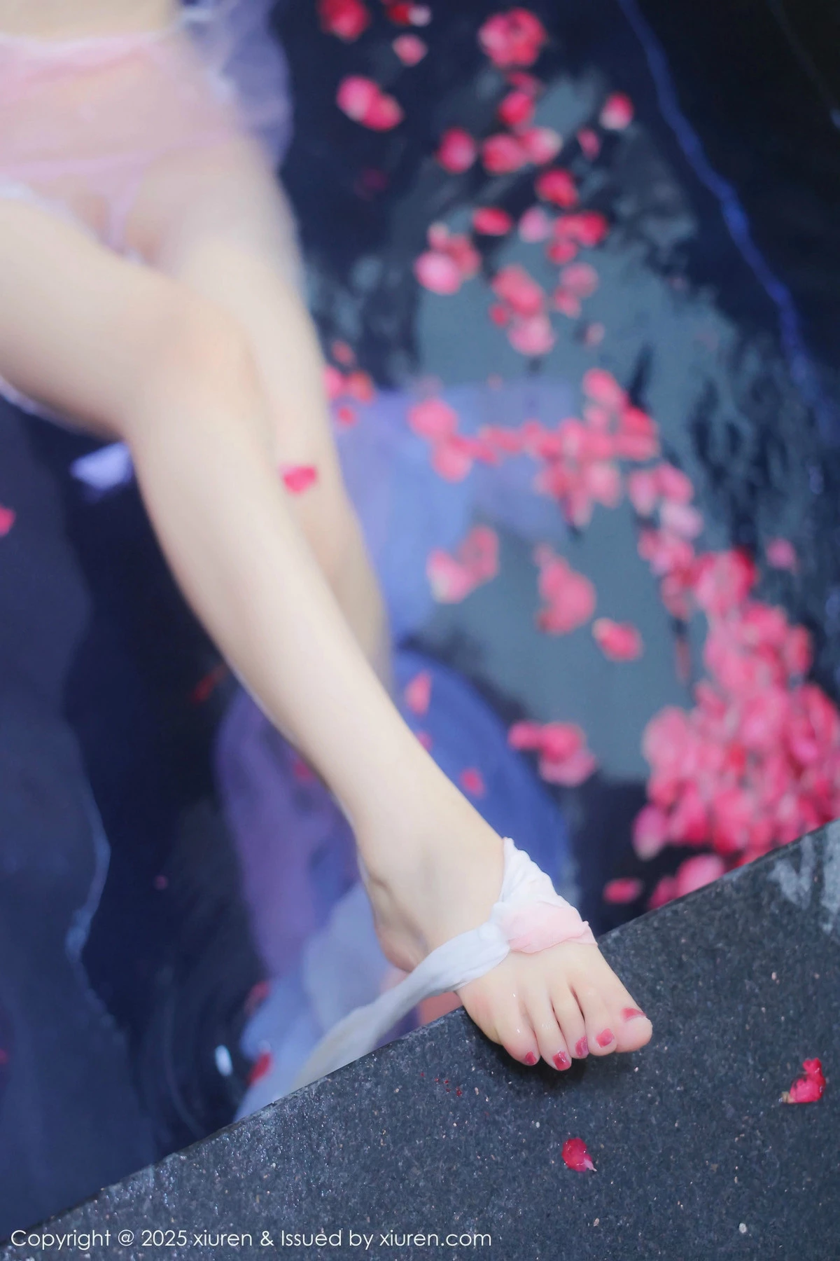 2kmn.vip_[XiuRen秀人网]No.9778_模特桃妖夭浴池场景性感白色薄纱服饰花瓣浴秀惹火身材诱惑写真102P