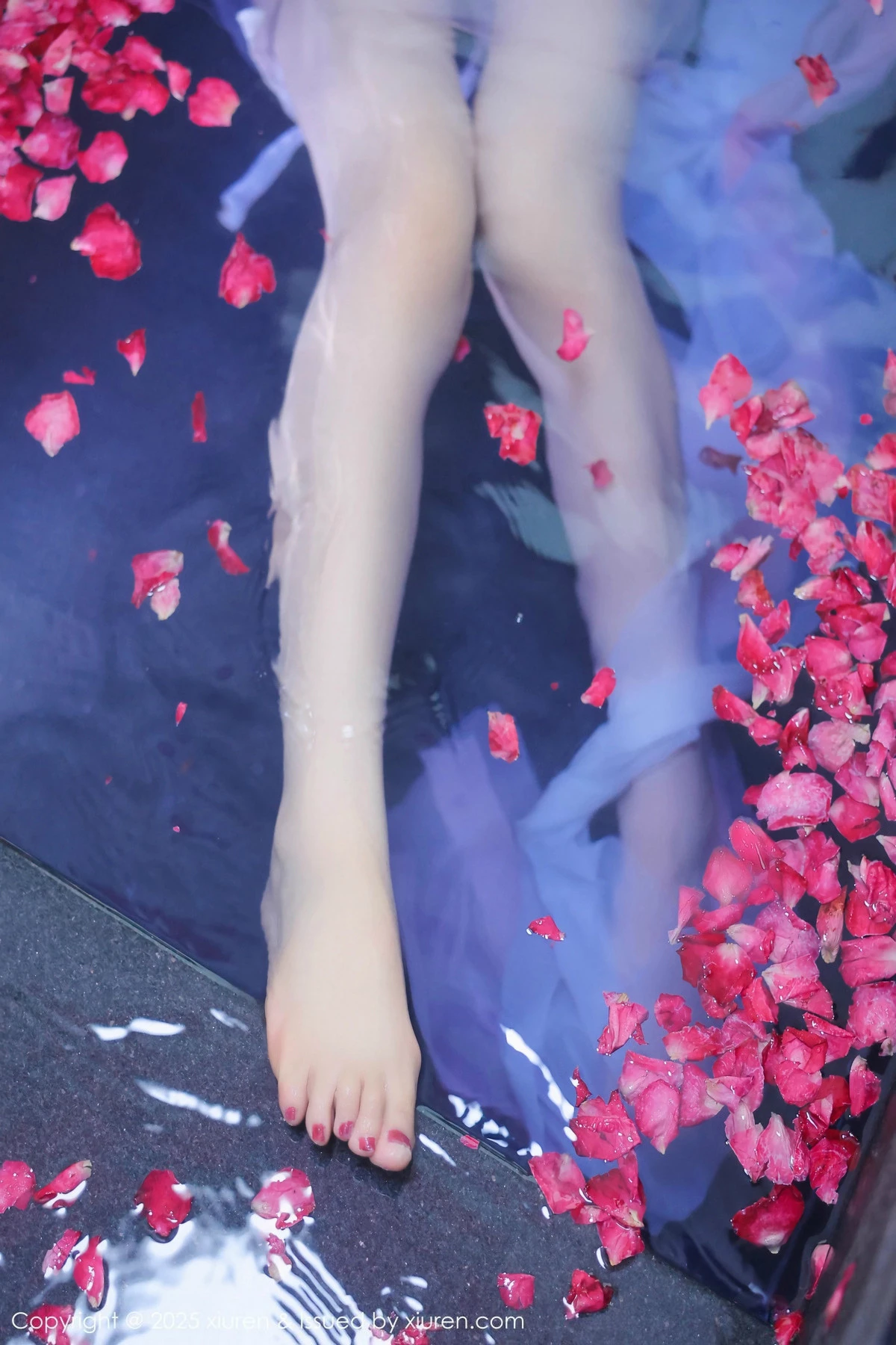 2kmn.vip_[XiuRen秀人网]No.9778_模特桃妖夭浴池场景性感白色薄纱服饰花瓣浴秀惹火身材诱惑写真102P