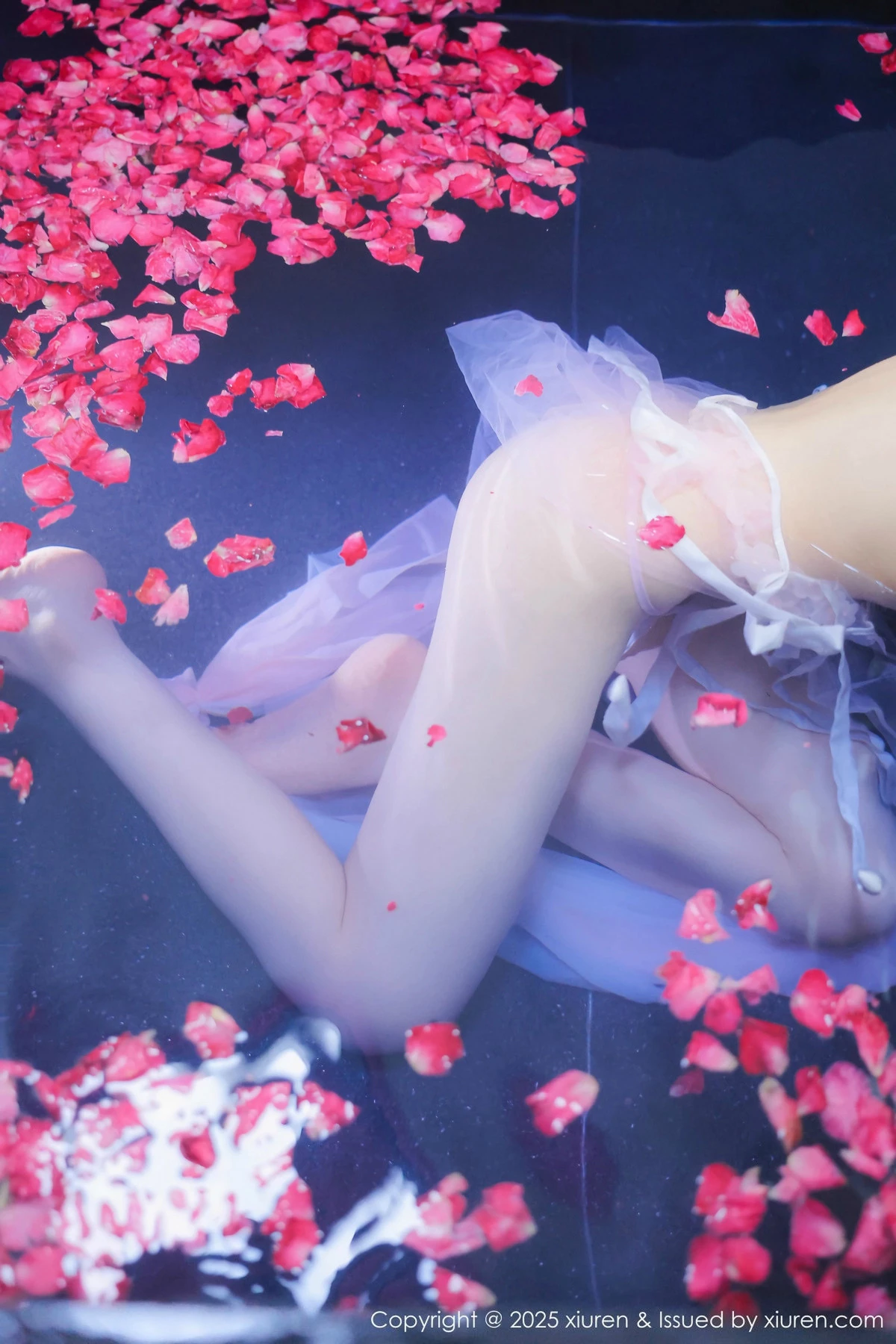 2kmn.vip_[XiuRen秀人网]No.9778_模特桃妖夭浴池场景性感白色薄纱服饰花瓣浴秀惹火身材诱惑写真102P