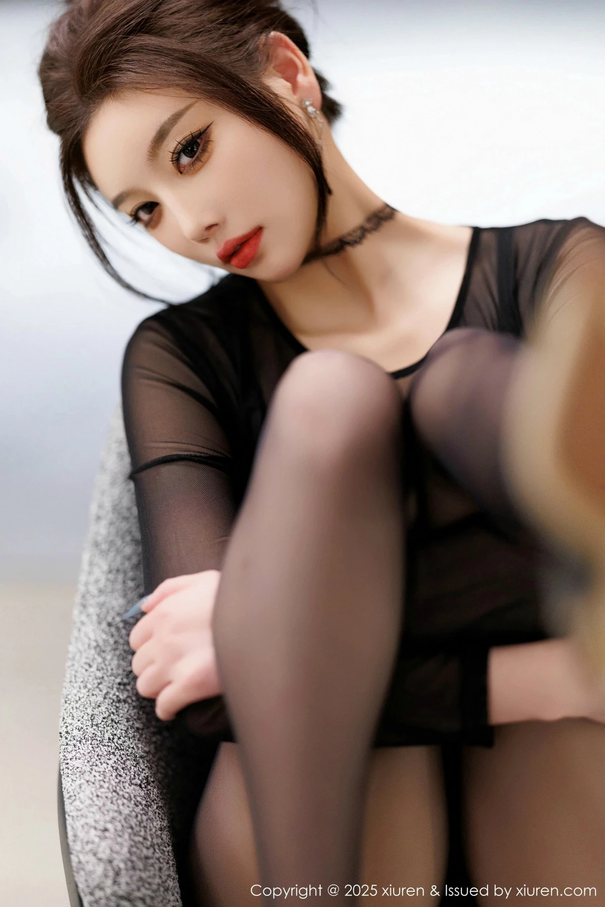 2kmn.vip_[XiuRen秀人网]No.9776_女神杨晨晨Yome黑色连衣短裙露黑色内衣配开档黑丝极致魅惑写真101P