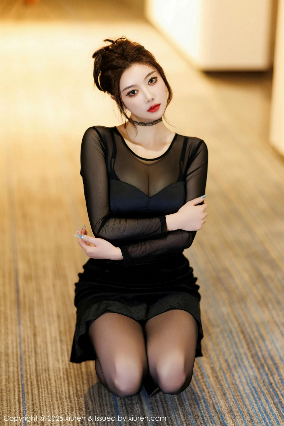 2kmn.vip_[XiuRen秀人网]No.9776_女神杨晨晨Yome黑色连衣短裙露黑色内衣配开档黑丝极致魅惑写真101P