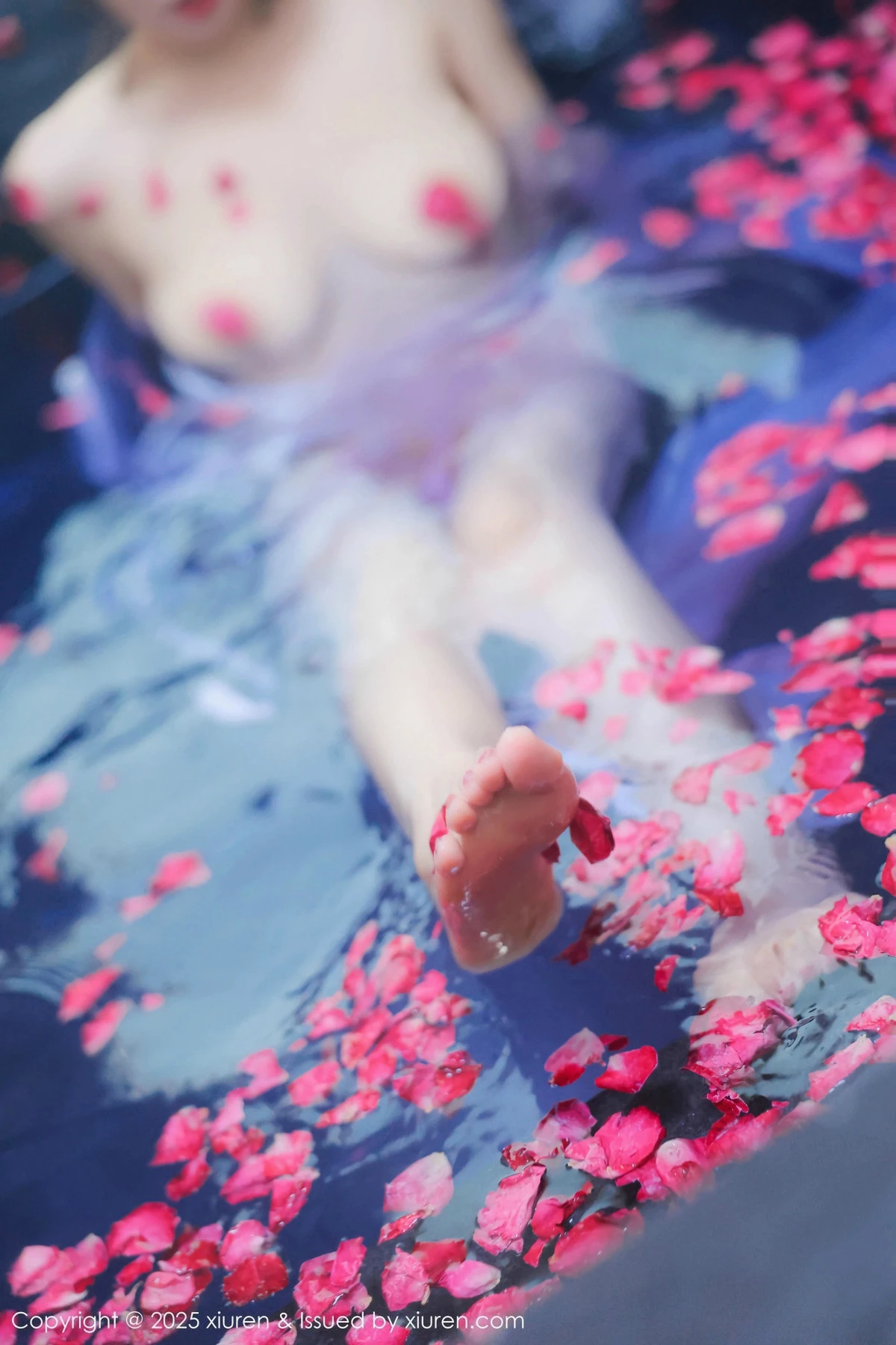 2kmn.vip_[XiuRen秀人网]No.9778_模特桃妖夭浴池场景性感白色薄纱服饰花瓣浴秀惹火身材诱惑写真102P