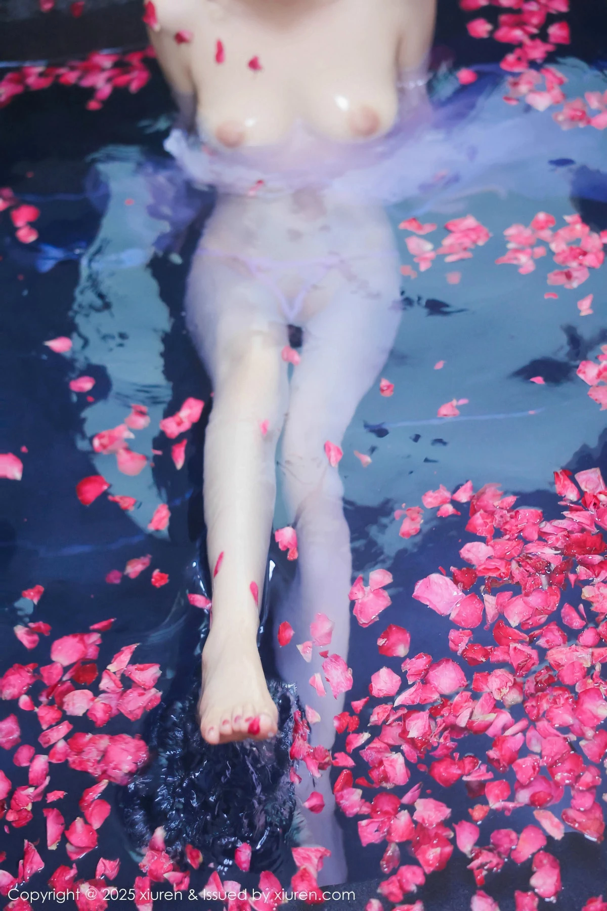 2kmn.vip_[XiuRen秀人网]No.9778_模特桃妖夭浴池场景性感白色薄纱服饰花瓣浴秀惹火身材诱惑写真102P