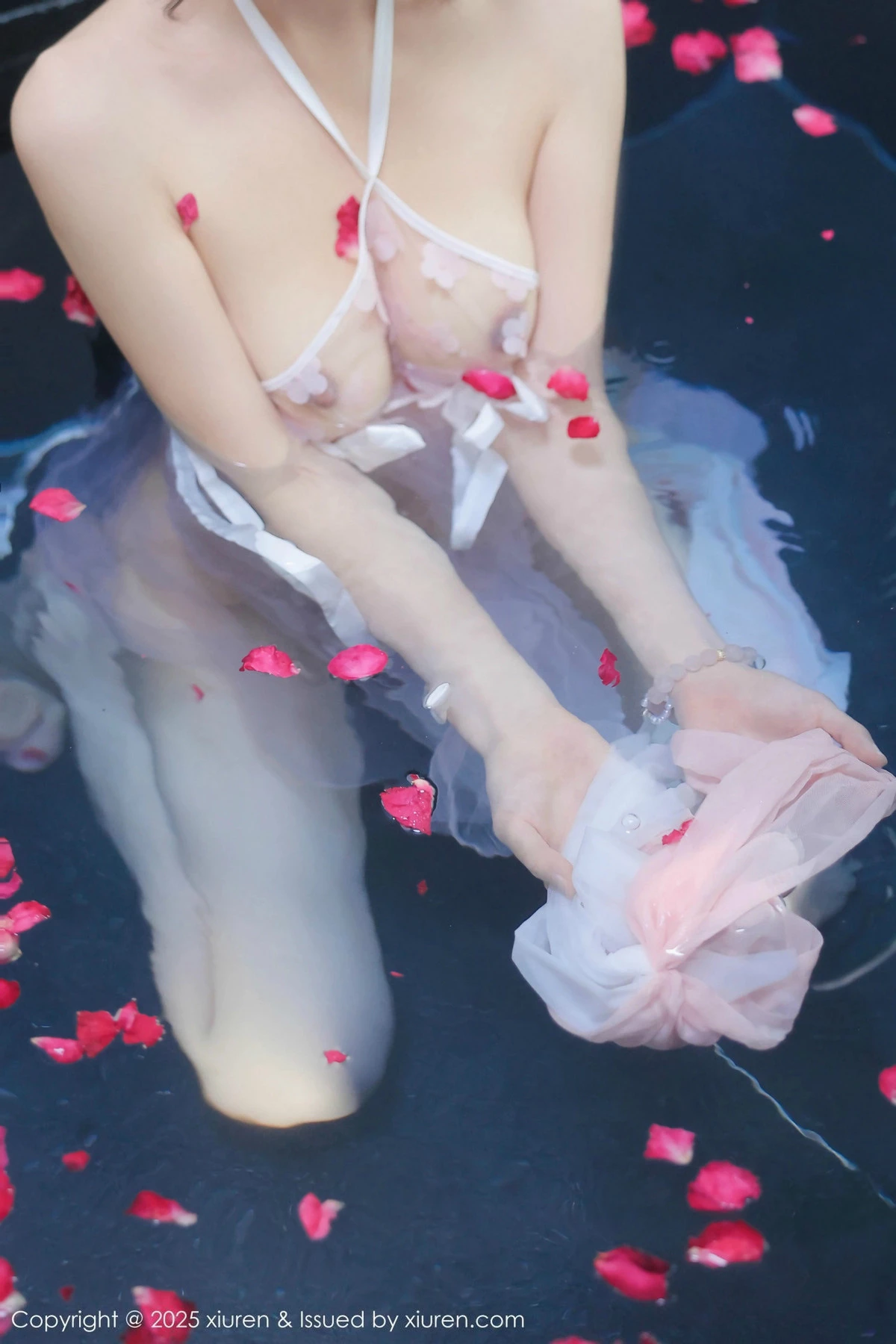 2kmn.vip_[XiuRen秀人网]No.9778_模特桃妖夭浴池场景性感白色薄纱服饰花瓣浴秀惹火身材诱惑写真102P