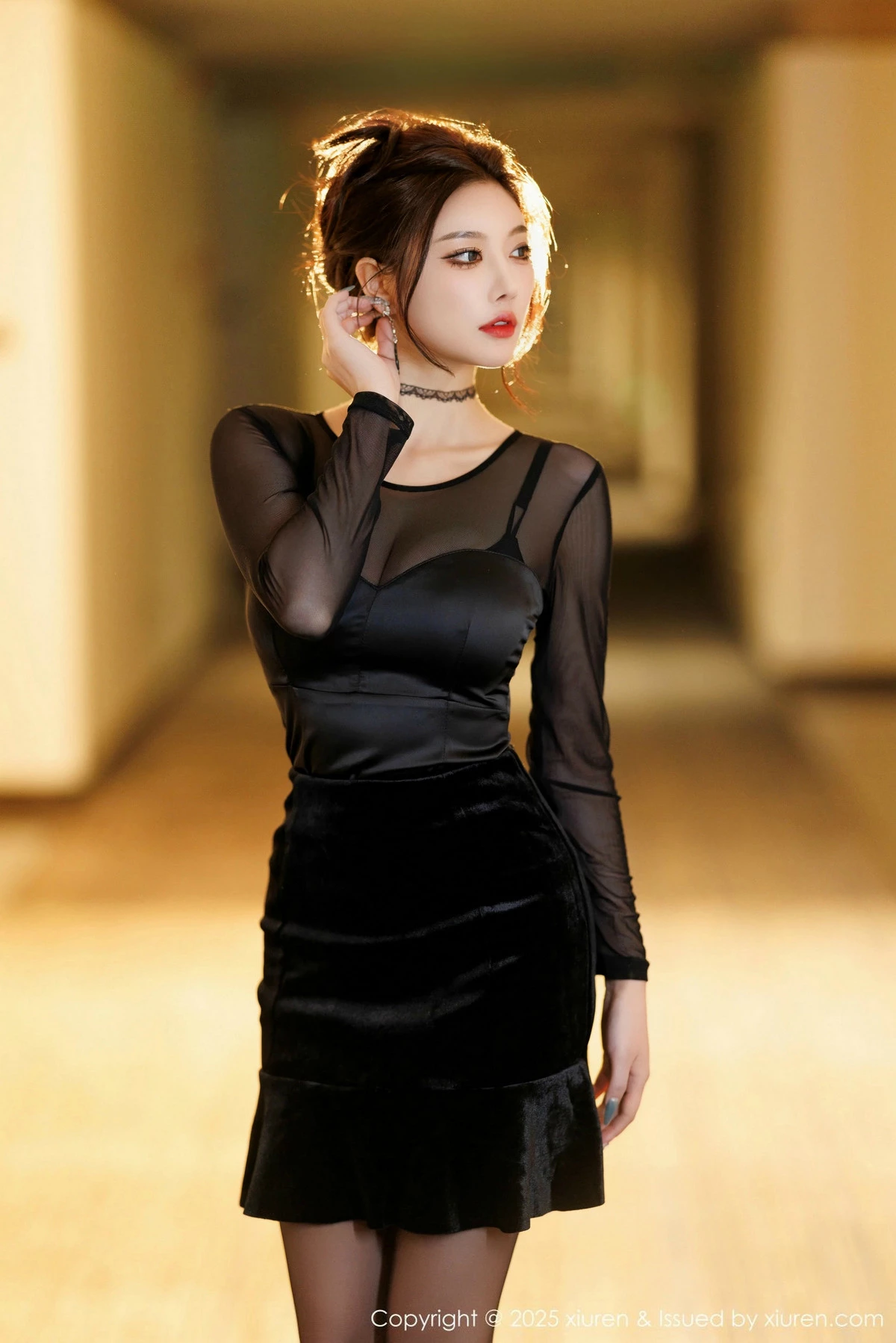 2kmn.vip_[XiuRen秀人网]No.9776_女神杨晨晨Yome黑色连衣短裙露黑色内衣配开档黑丝极致魅惑写真101P