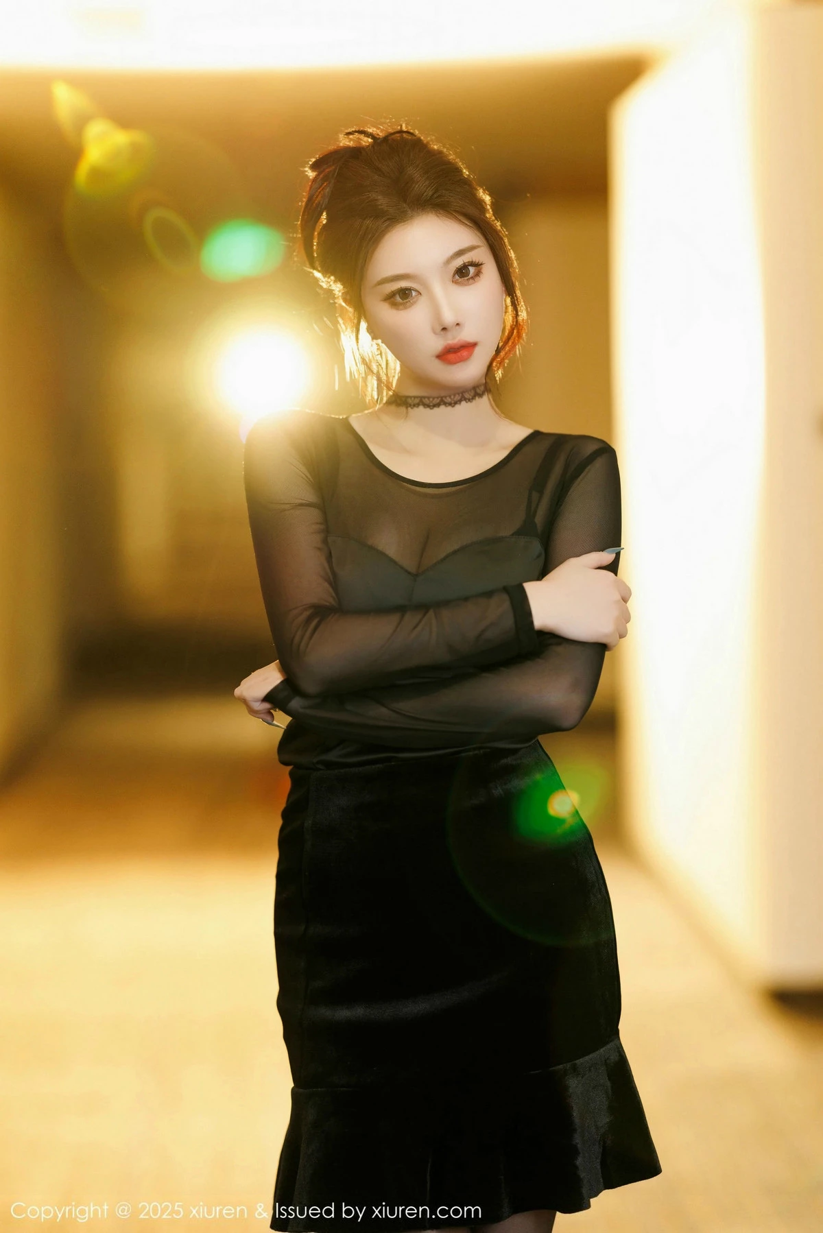 2kmn.vip_[XiuRen秀人网]No.9776_女神杨晨晨Yome黑色连衣短裙露黑色内衣配开档黑丝极致魅惑写真101P