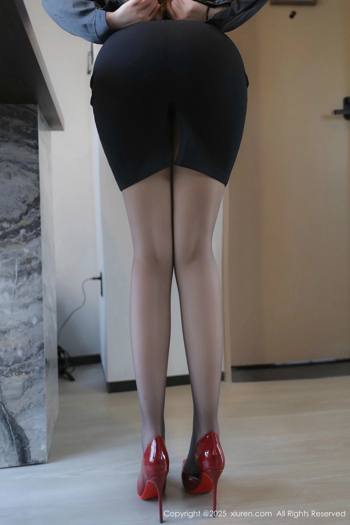 2kmn.vip_[XiuRen秀人网]No.9784_模特蛋蛋宝黑色OL服饰露紫色蕾丝内衣配超薄黑丝秀美腿诱惑写真83P