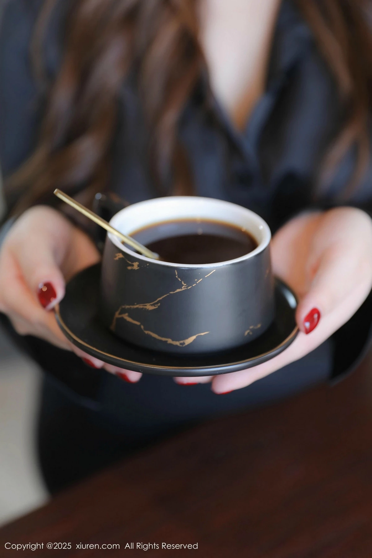 2kmn.vip_[XiuRen秀人网]No.9784_模特蛋蛋宝黑色OL服饰露紫色蕾丝内衣配超薄黑丝秀美腿诱惑写真83P