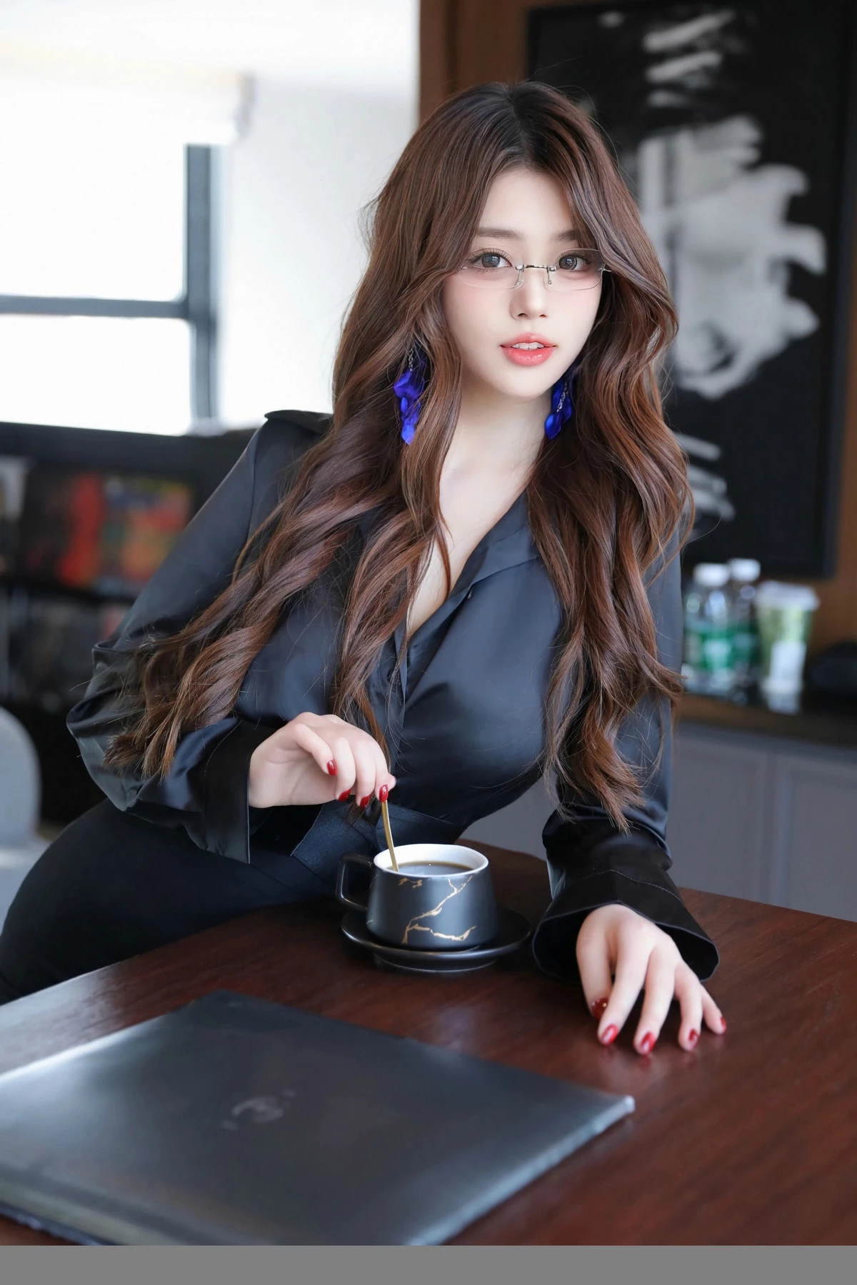 2kmn.vip_[XiuRen秀人网]No.9784_模特蛋蛋宝黑色OL服饰露紫色蕾丝内衣配超薄黑丝秀美腿诱惑写真83P