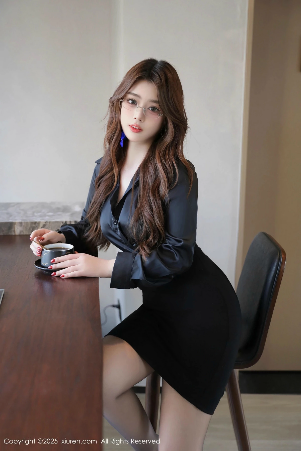 2kmn.vip_[XiuRen秀人网]No.9784_模特蛋蛋宝黑色OL服饰露紫色蕾丝内衣配超薄黑丝秀美腿诱惑写真83P