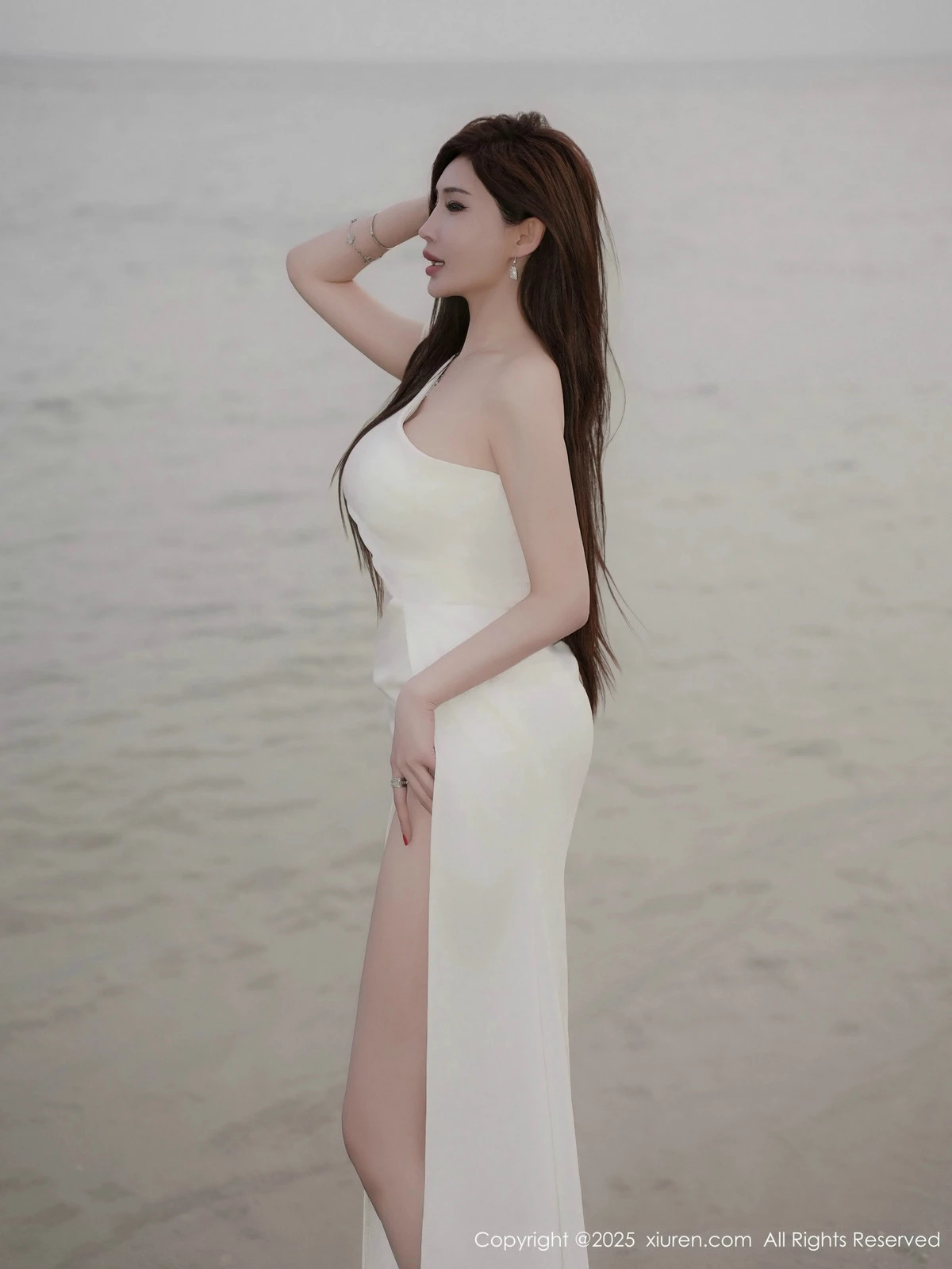 2kmn.vip_[XiuRen秀人网]No.9782_女神Carol周妍希浴室场景白色礼服配超薄肉丝秀丰满身材诱惑写真47P