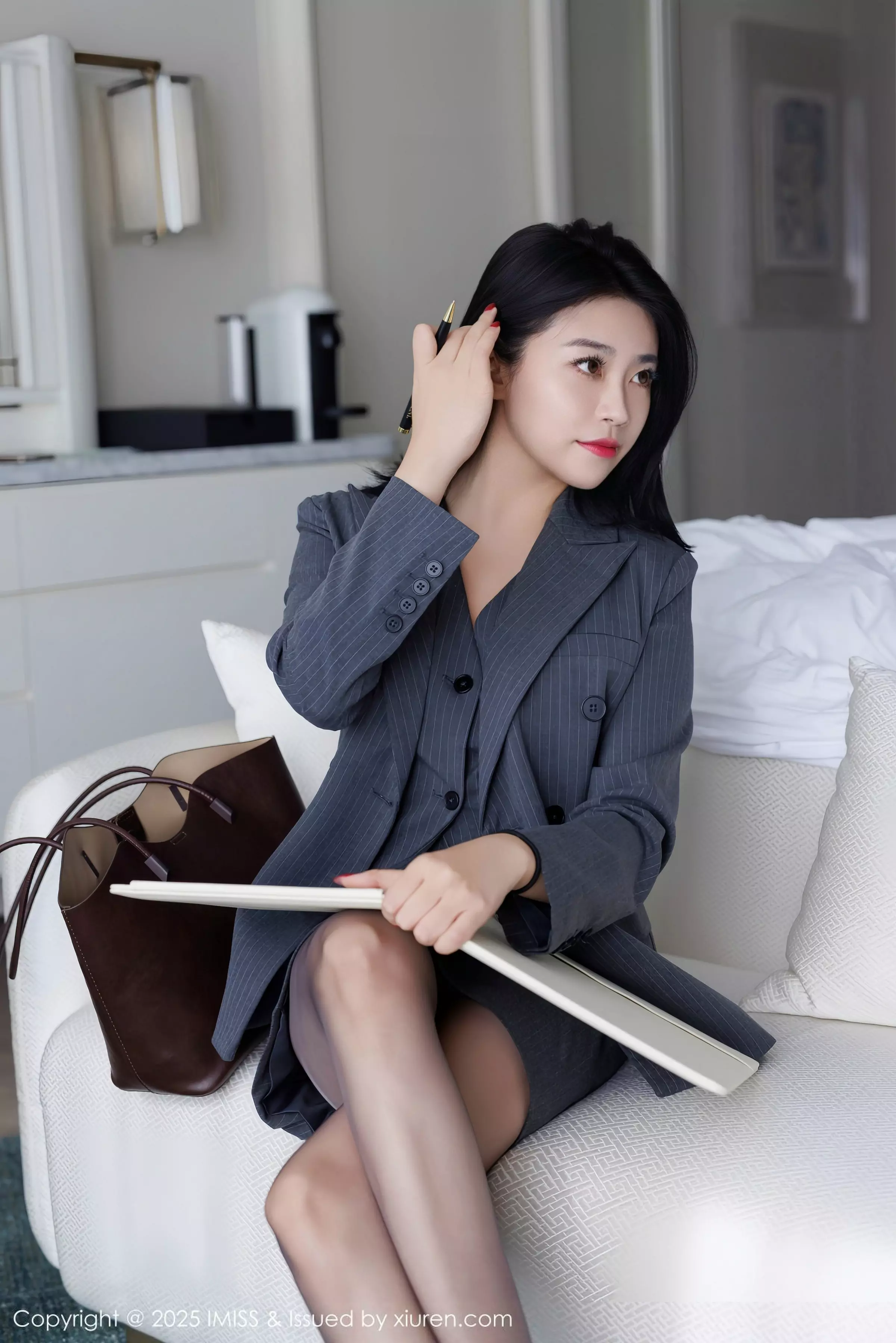 2kmn.vip_[IMISS爱蜜社]Vol.787_女神许诺Sabrina性感OL职业装露红色蕾丝内衣配超薄黑丝魅惑写真106P