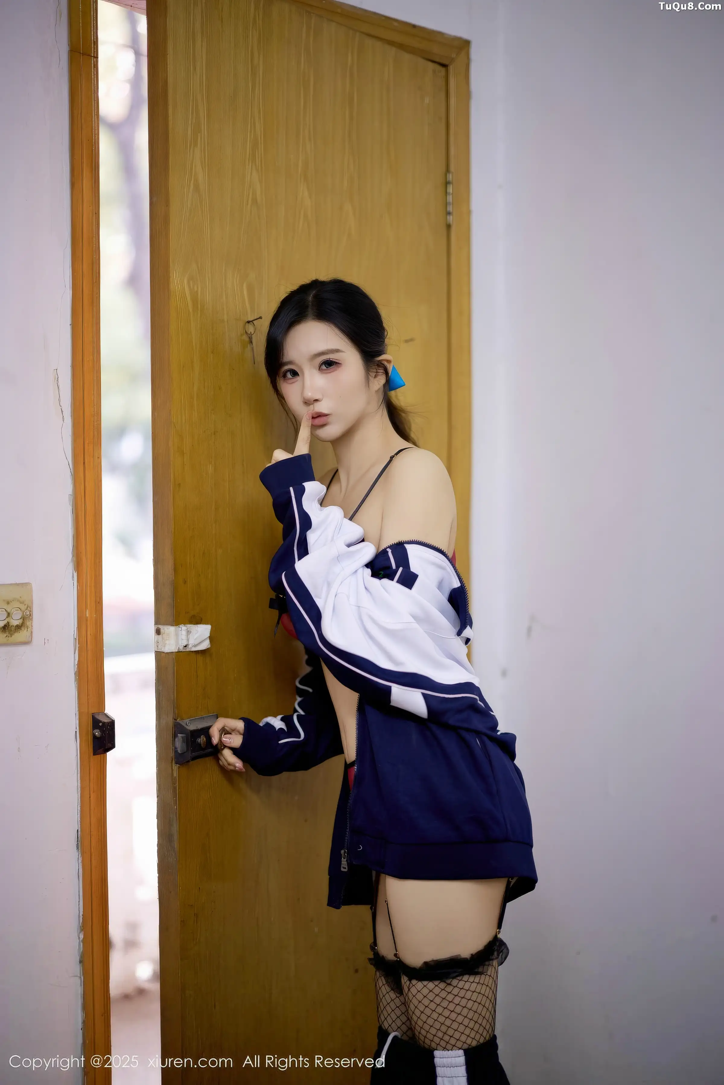 2kmn.vip_[XiuRen秀人网]No.11103_模特小肉肉咪性感学生装露红色内衣配黑丝网袜秀凹凸身材写真72P