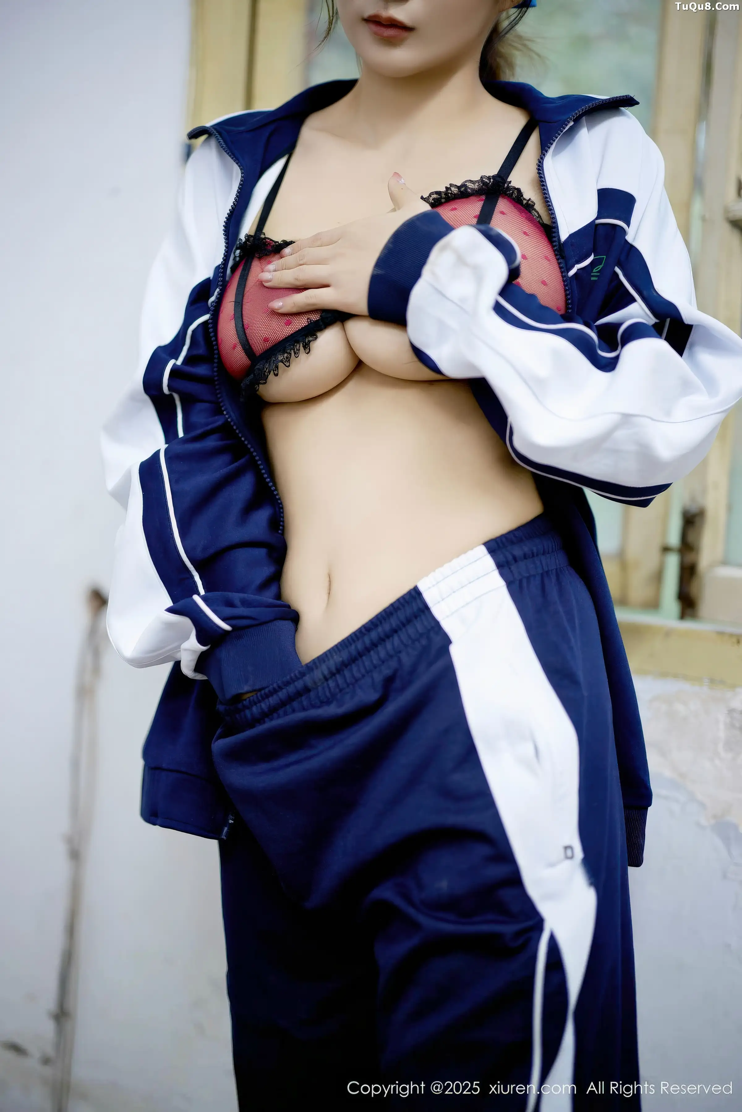 2kmn.vip_[XiuRen秀人网]No.11103_模特小肉肉咪性感学生装露红色内衣配黑丝网袜秀凹凸身材写真72P