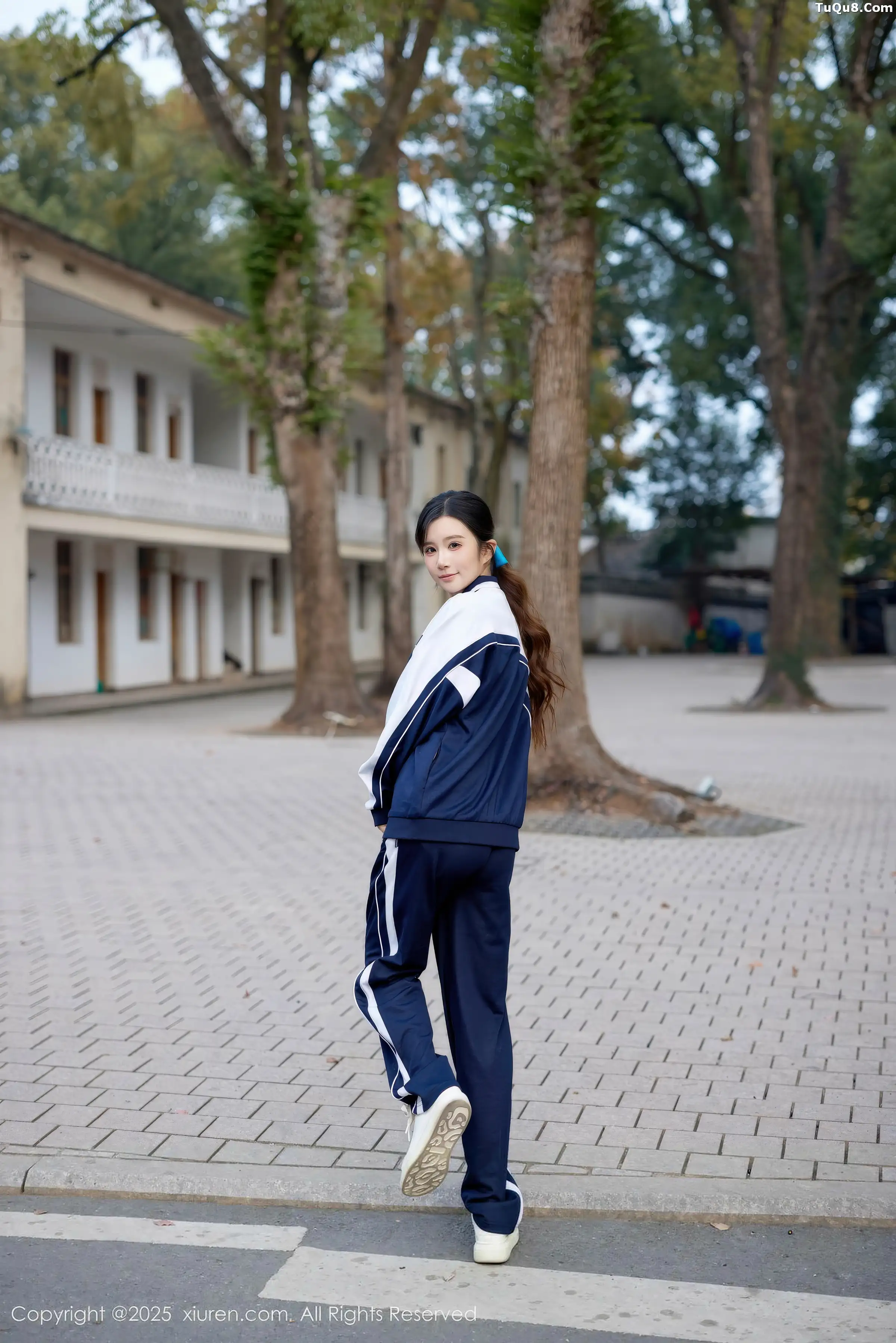 2kmn.vip_[XiuRen秀人网]No.11103_模特小肉肉咪性感学生装露红色内衣配黑丝网袜秀凹凸身材写真72P