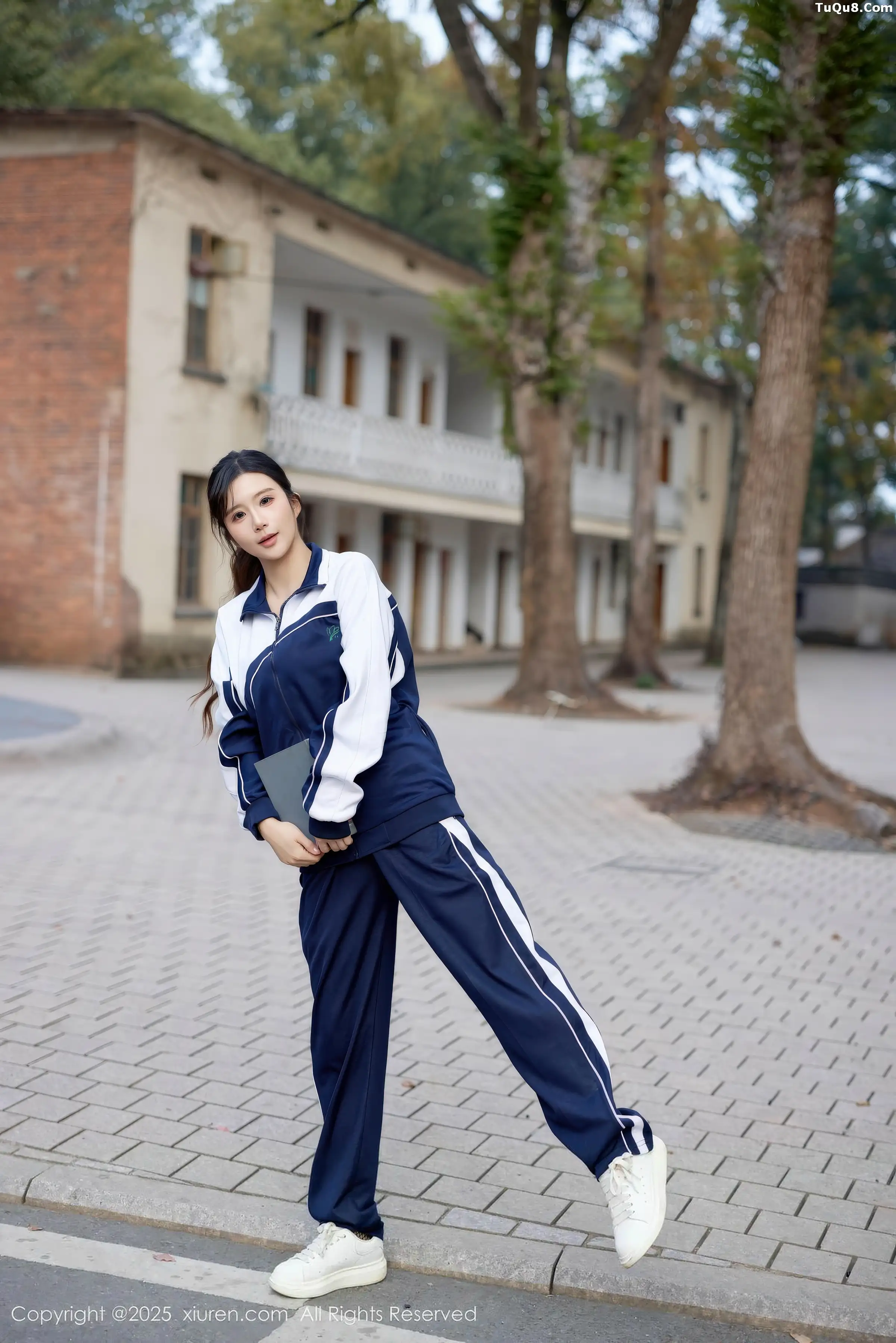 2kmn.vip_[XiuRen秀人网]No.11103_模特小肉肉咪性感学生装露红色内衣配黑丝网袜秀凹凸身材写真72P