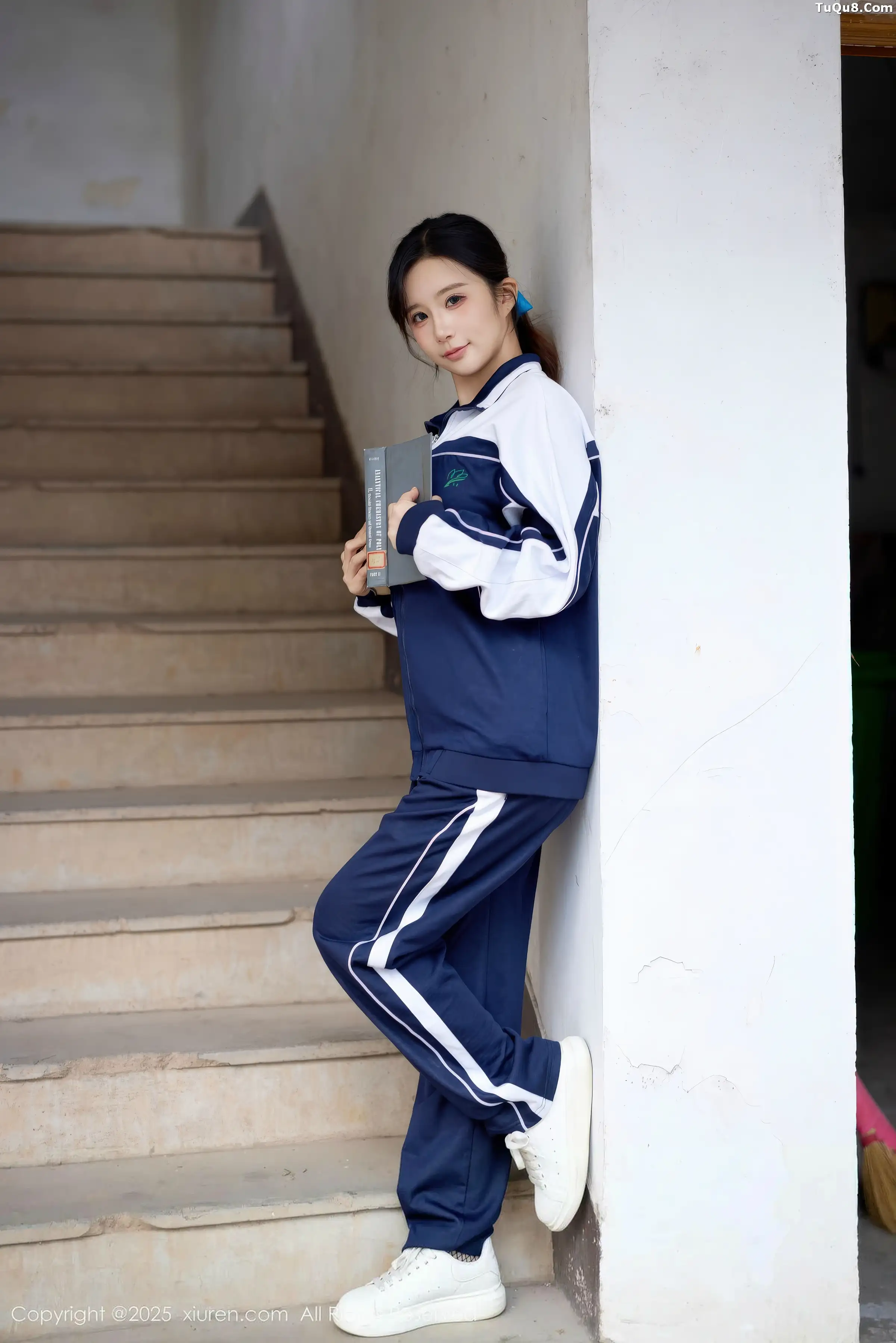 2kmn.vip_[XiuRen秀人网]No.11103_模特小肉肉咪性感学生装露红色内衣配黑丝网袜秀凹凸身材写真72P