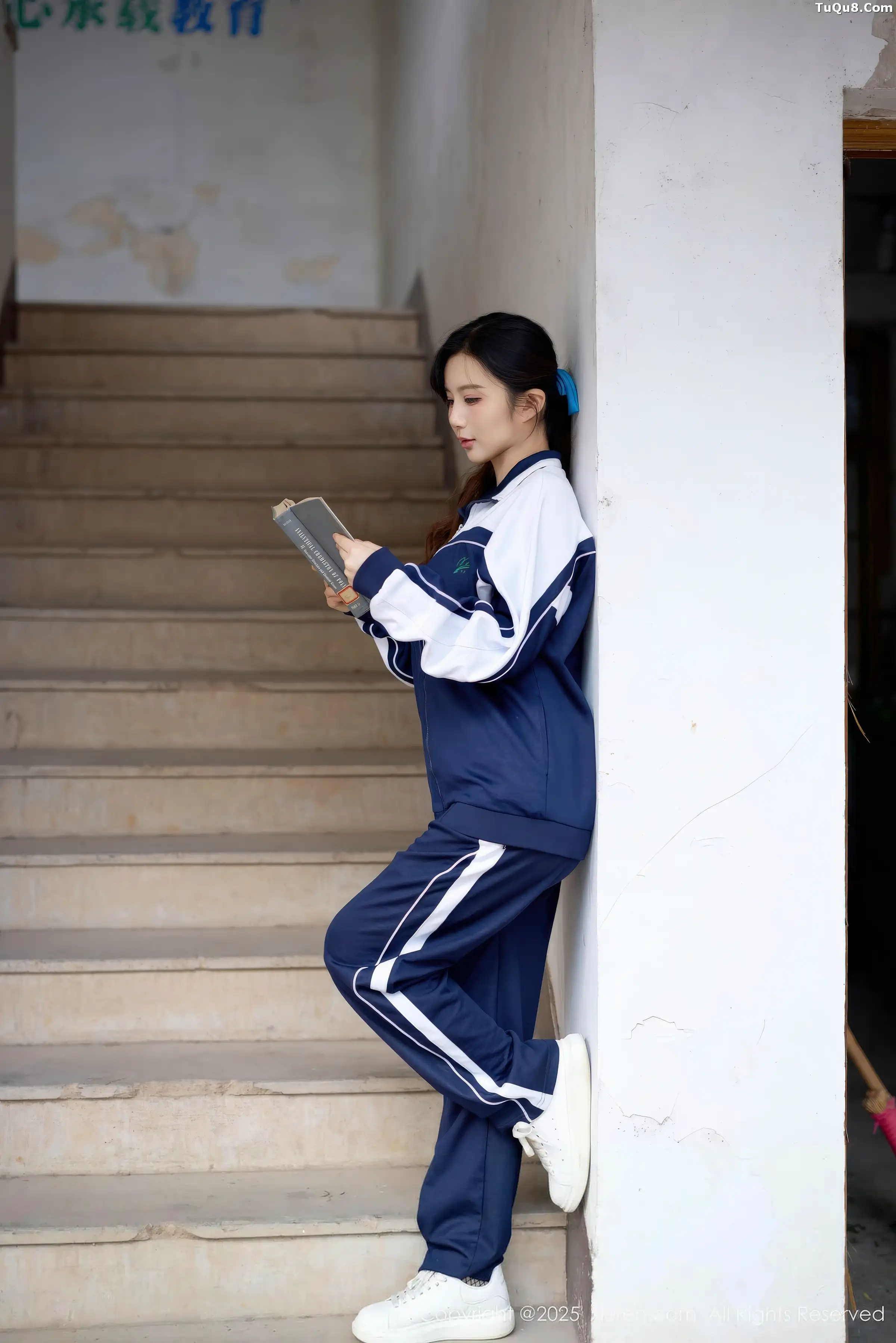 2kmn.vip_[XiuRen秀人网]No.11103_模特小肉肉咪性感学生装露红色内衣配黑丝网袜秀凹凸身材写真72P