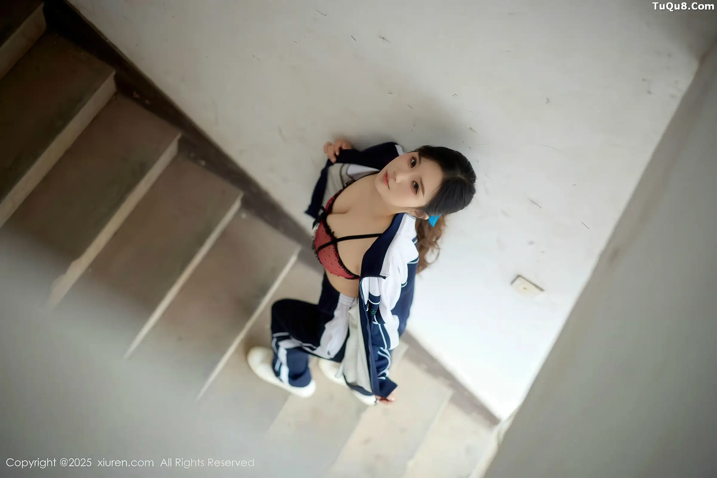 2kmn.vip_[XiuRen秀人网]No.11103_模特小肉肉咪性感学生装露红色内衣配黑丝网袜秀凹凸身材写真72P