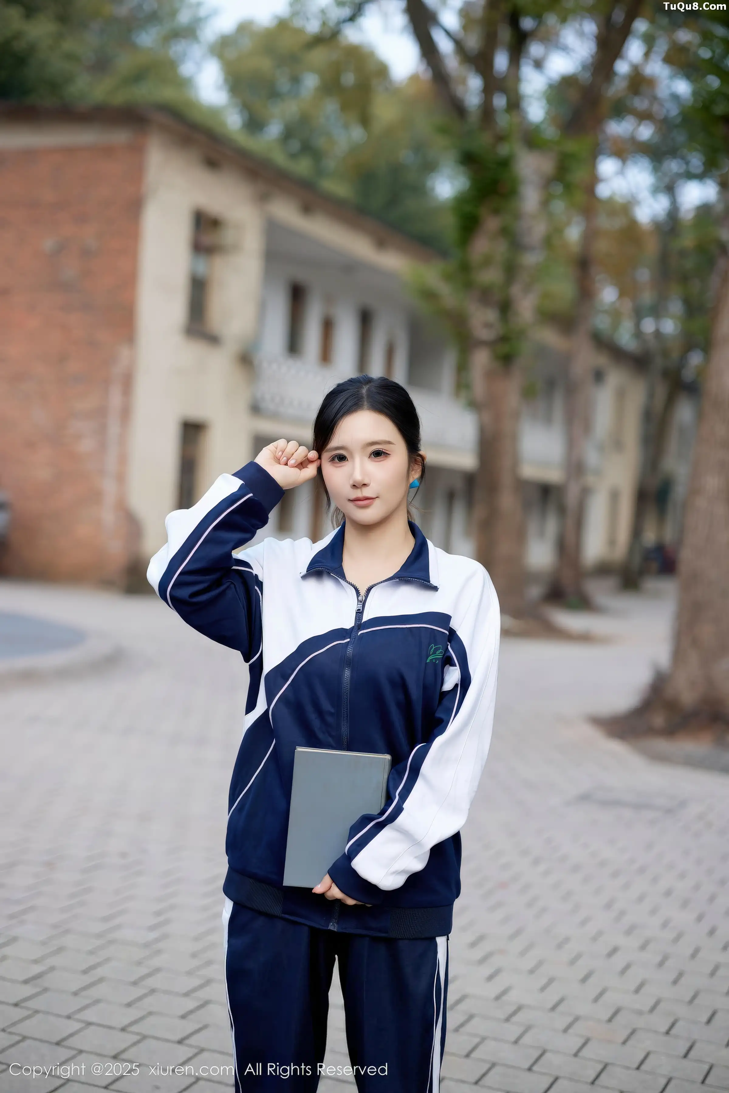 2kmn.vip_[XiuRen秀人网]No.11103_模特小肉肉咪性感学生装露红色内衣配黑丝网袜秀凹凸身材写真72P