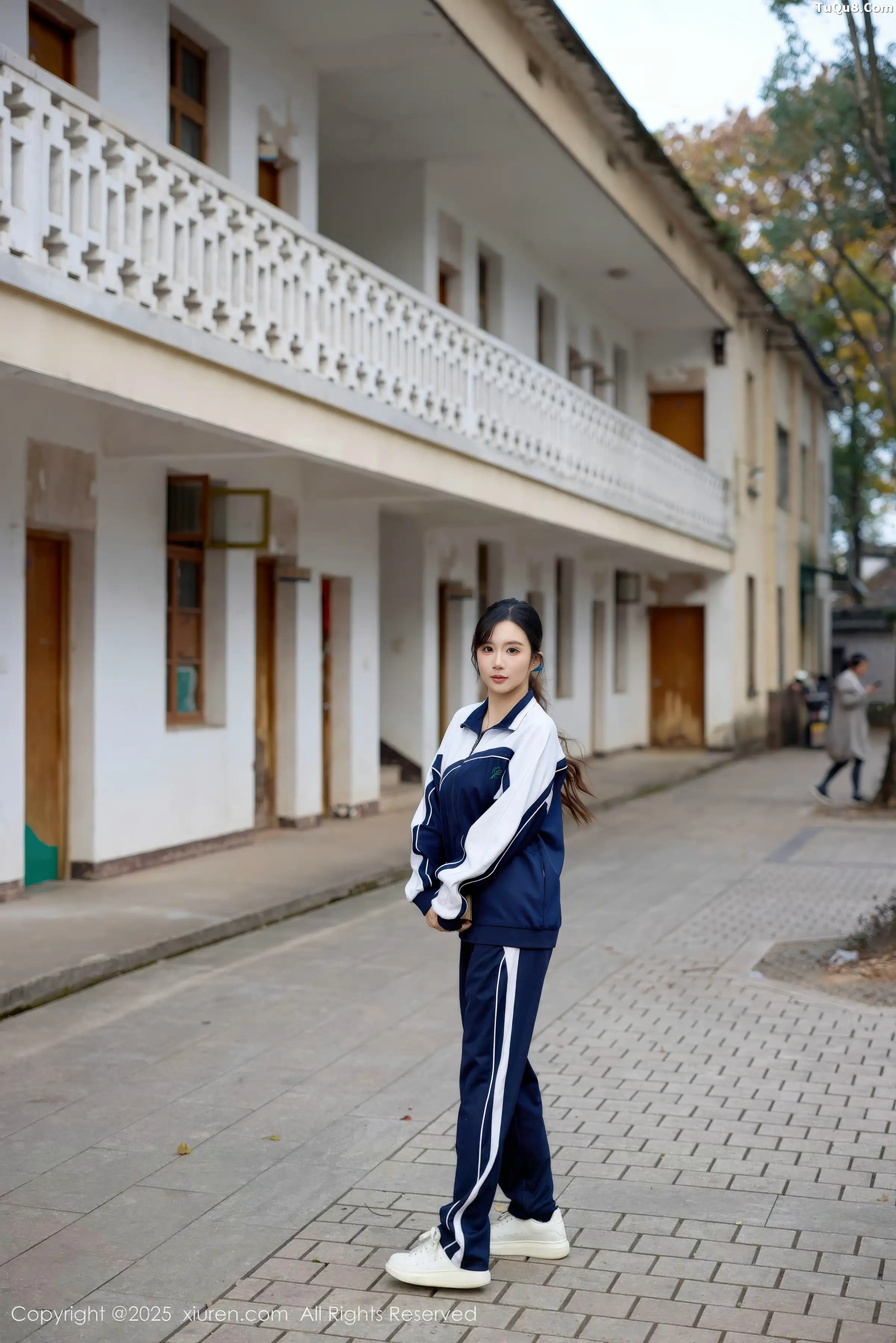 2kmn.vip_[XiuRen秀人网]No.11103_模特小肉肉咪性感学生装露红色内衣配黑丝网袜秀凹凸身材写真72P